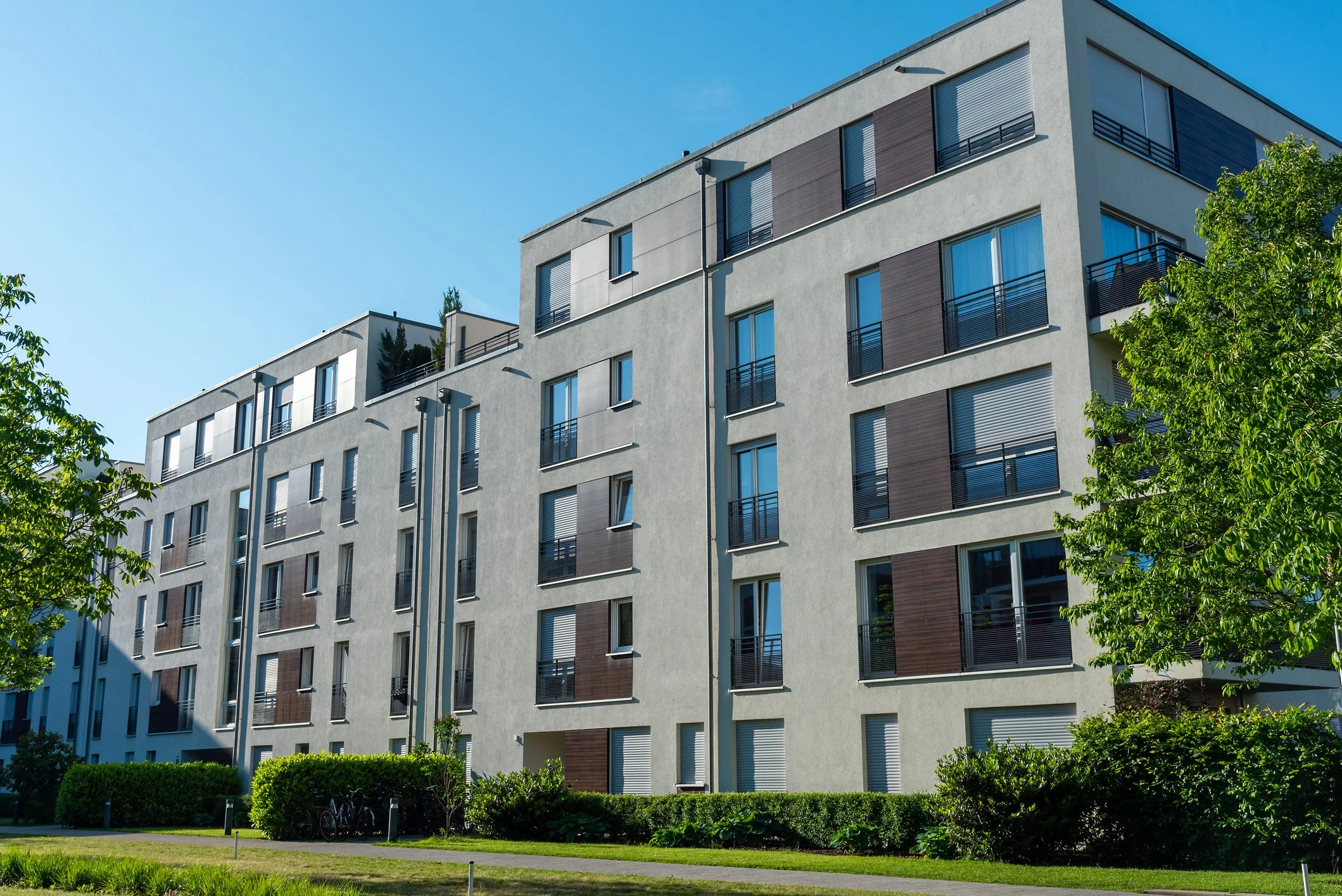 Modernes Mehrfamilienhaus als Beispiel für ein kommunales Wohngebäude mit Fokus auf energetische Sanierung, Energieberatung und nachhaltige Bestandsentwicklung.