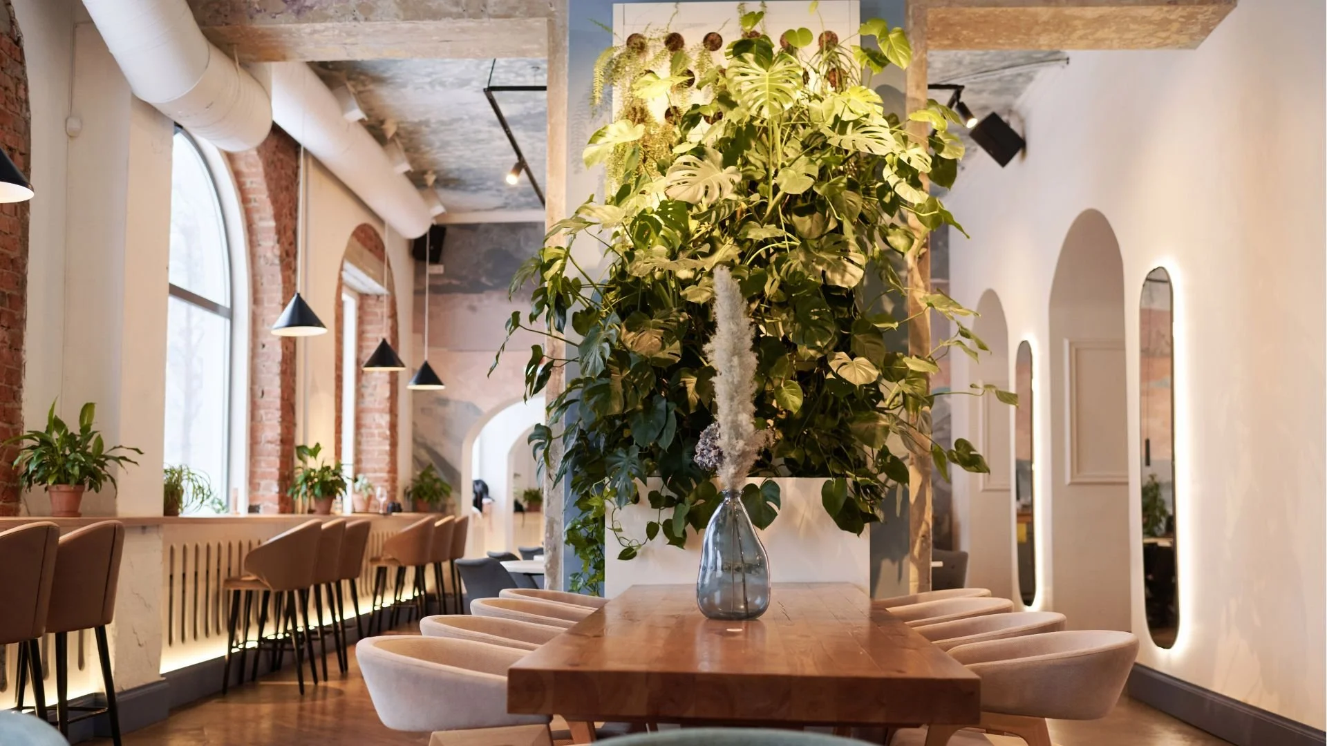 Modernes Restaurant mit Außengastronomie und großzügiger Glasfassade. Der Gastronomiebetrieb steht beispielhaft für energetische Sanierungen und Energieberatung zur Senkung von Energie- und Betriebskosten.
