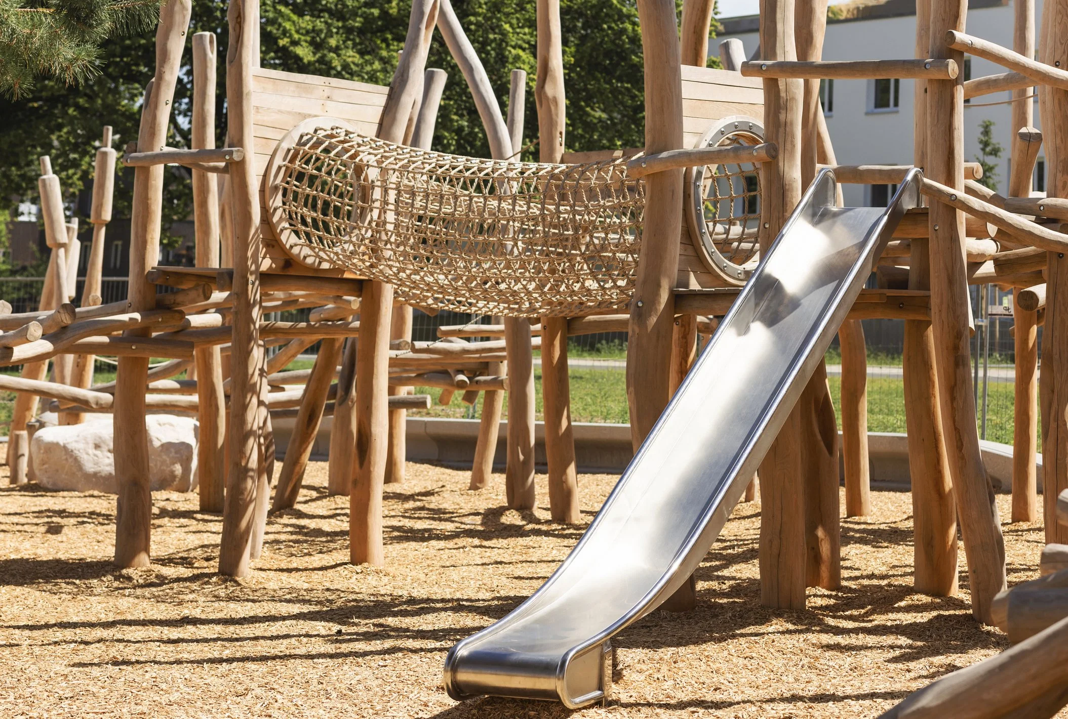 Moderne Kindertagesstätte mit Außenbereich als Beispiel für ein kommunales Gebäude zur energieeffizienten Sanierung und energetischen Fachplanung.