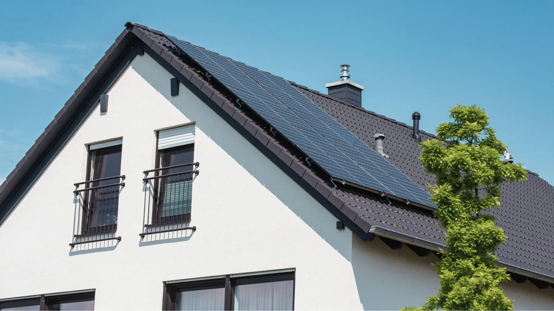 Modernes Einfamilienhaus als Beispiel für energieeffiziente Gebäudeplanung, energetische Fachplanung und nachhaltige Wohngebäude.