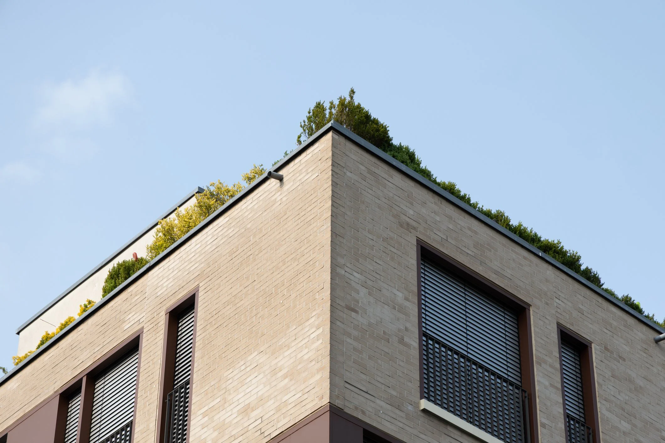 Moderne Seniorenwohnanlage mit barrierefreien Wohngebäuden, gepflegten Grünflächen und gemeinschaftlichen Aufenthaltsbereichen. Das Gebäude steht beispielhaft für Wohnungsbaugesellschaften und Immobilienunternehmen, die Seniorenwohnanlagen energieeff