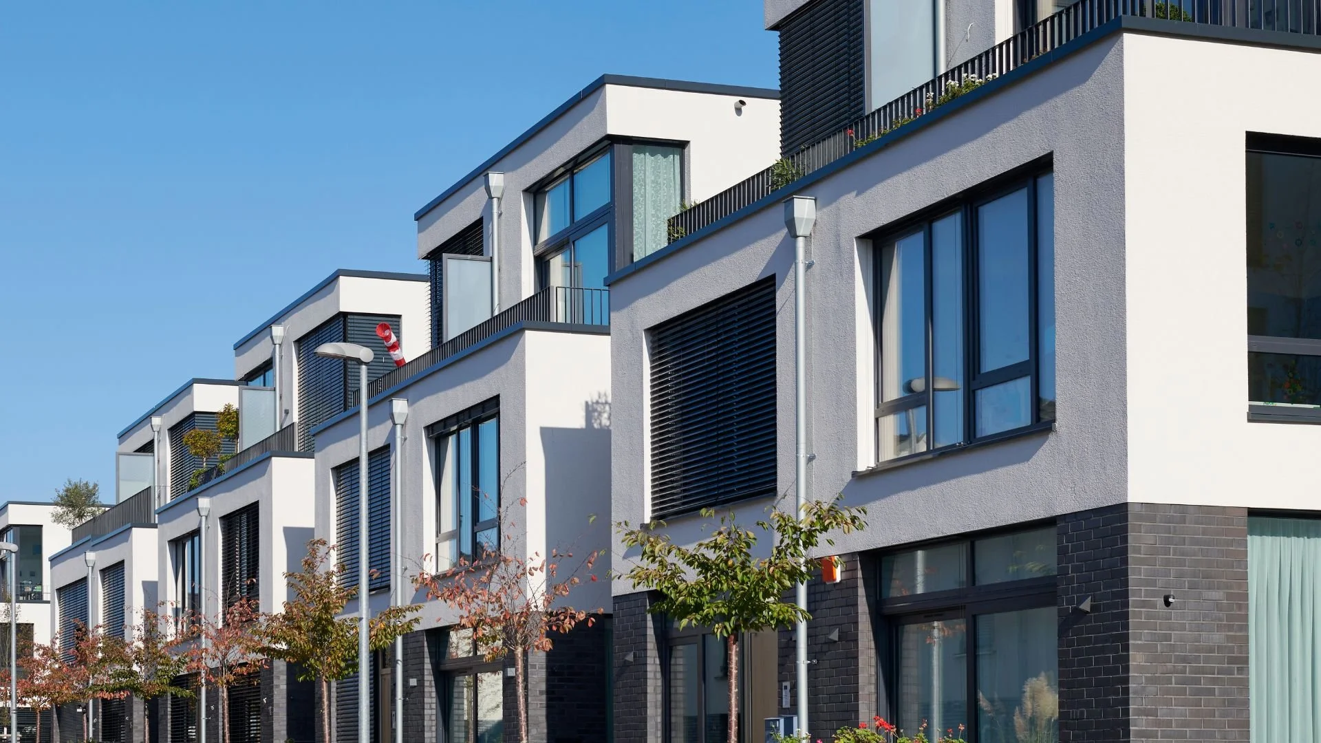 Moderne Doppelhaushälfte in einem ruhigen Wohngebiet. Das Wohngebäude steht beispielhaft für private Eigentümer, die eine energetische Sanierung mit Energieberatung und Fördermitteln umsetzen möchten.