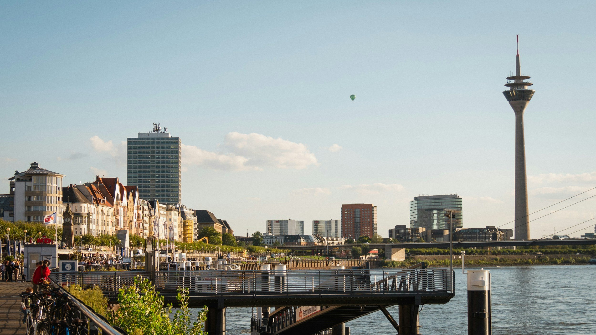 Skyline von Düsseldorf mit Rheinufer, moderner Stadtarchitektur und dem Rheinturm im Hintergrund. Das Bild unterstreicht die regionale Verbundenheit von NEX mit dem Standort Düsseldorf.