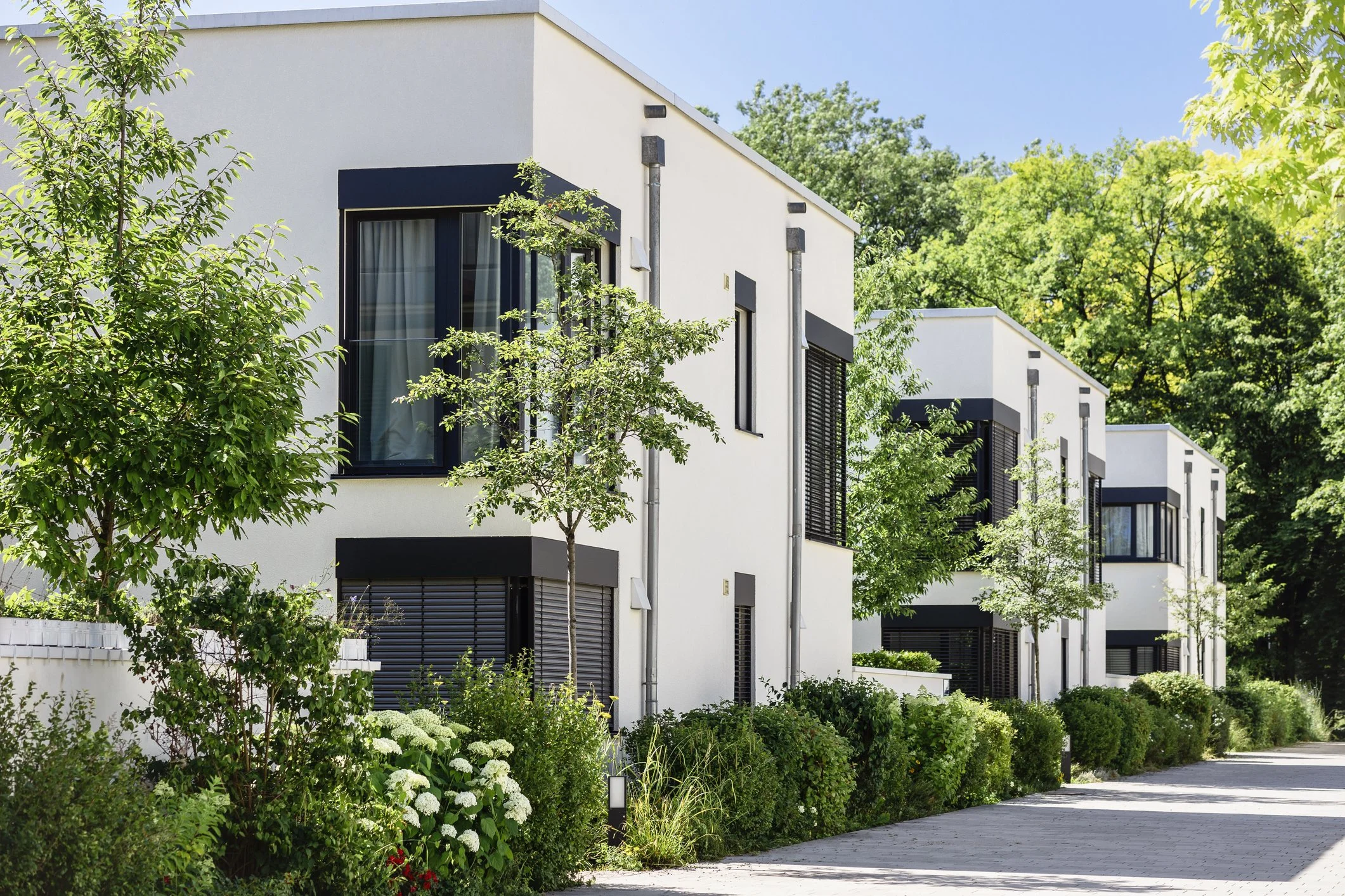 Modernes Mehrfamilienhaus als Beispiel für energieeffiziente Wohngebäude, energetische Fachplanung und nachhaltige Sanierung.