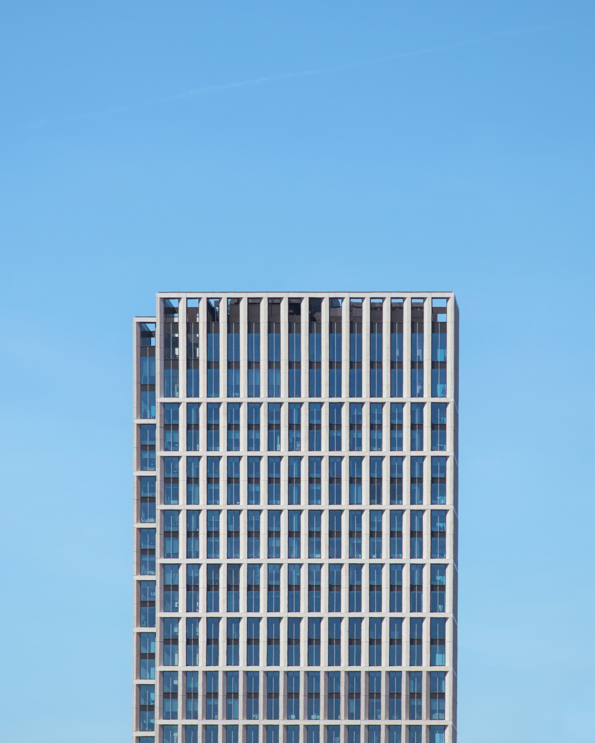 Modernes Bürogebäude als Beispiel für energieeffiziente Nichtwohngebäude und nachhaltige Gebäudeplanung für Architekturbüros.