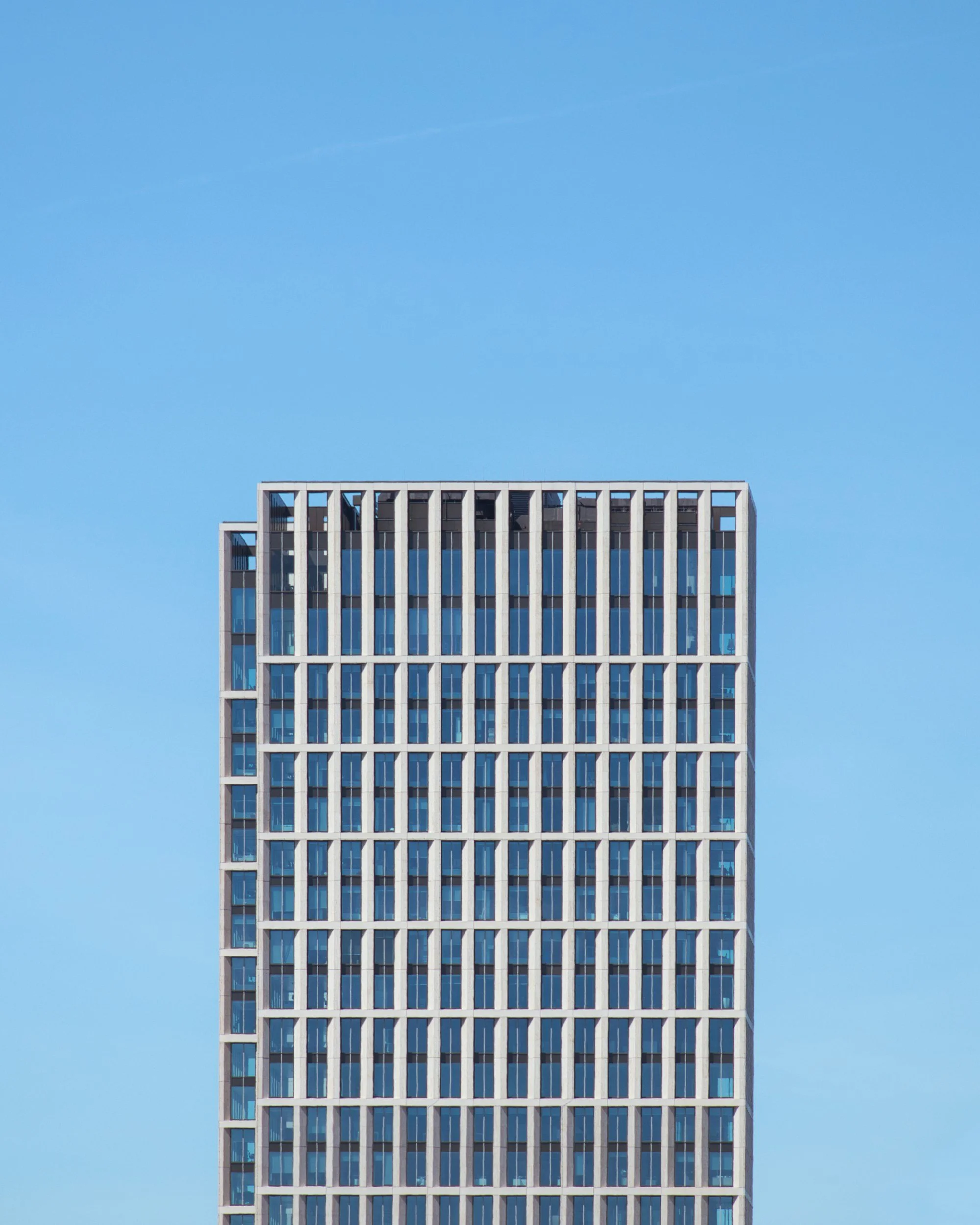 Modernes Bürogebäude als Beispiel für energieeffiziente Nichtwohngebäude und nachhaltige Gebäudeplanung für Architekturbüros.