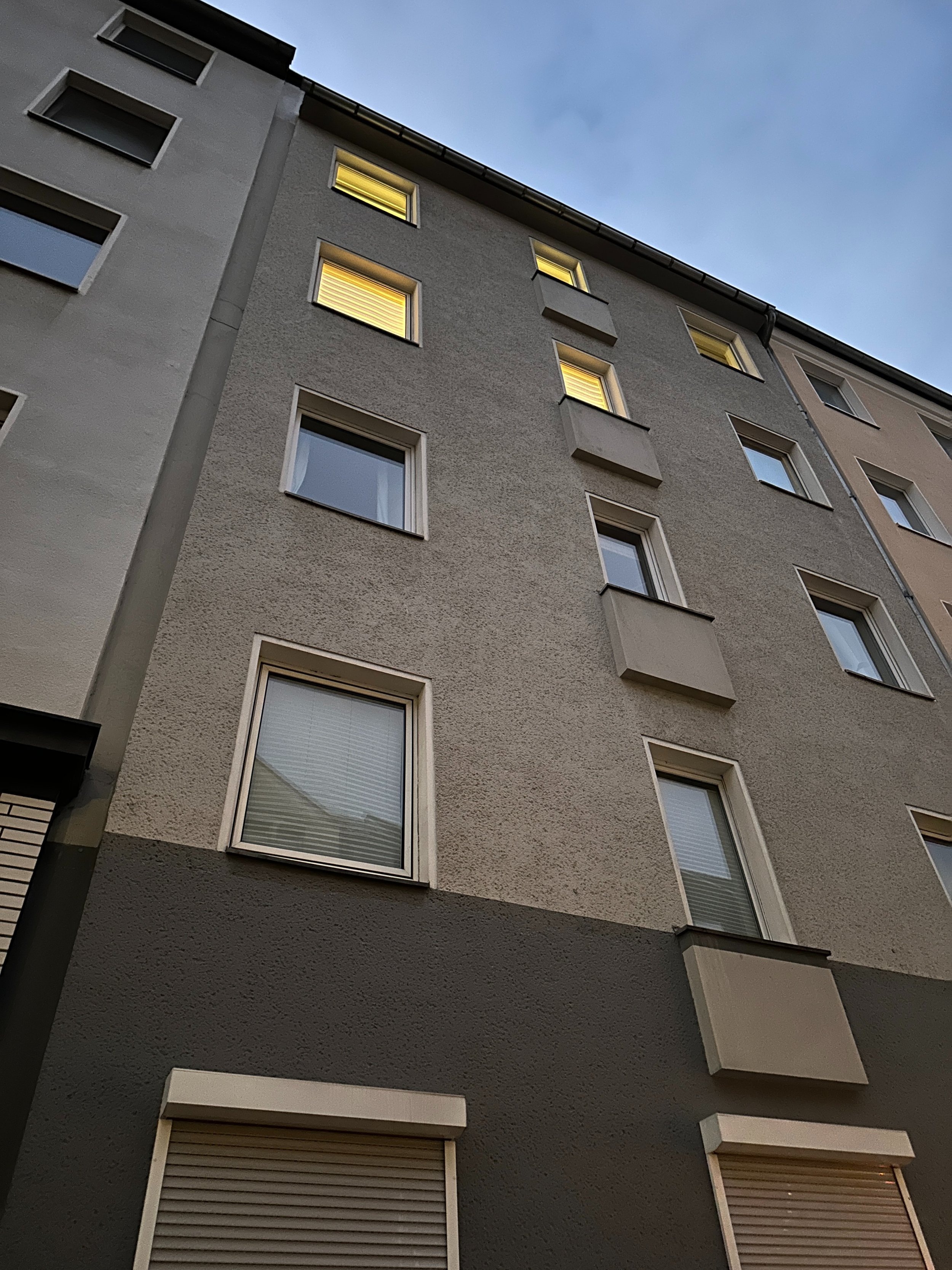 Mehrfamilienhaus in Düsseldorf Unterbilk mit fünf Wohneinheiten. Das Bild zeigt ein Referenzprojekt zur Erstellung eines individuellen Sanierungsfahrplans (iSFP) und zur BAFA Fördermittelberatung.