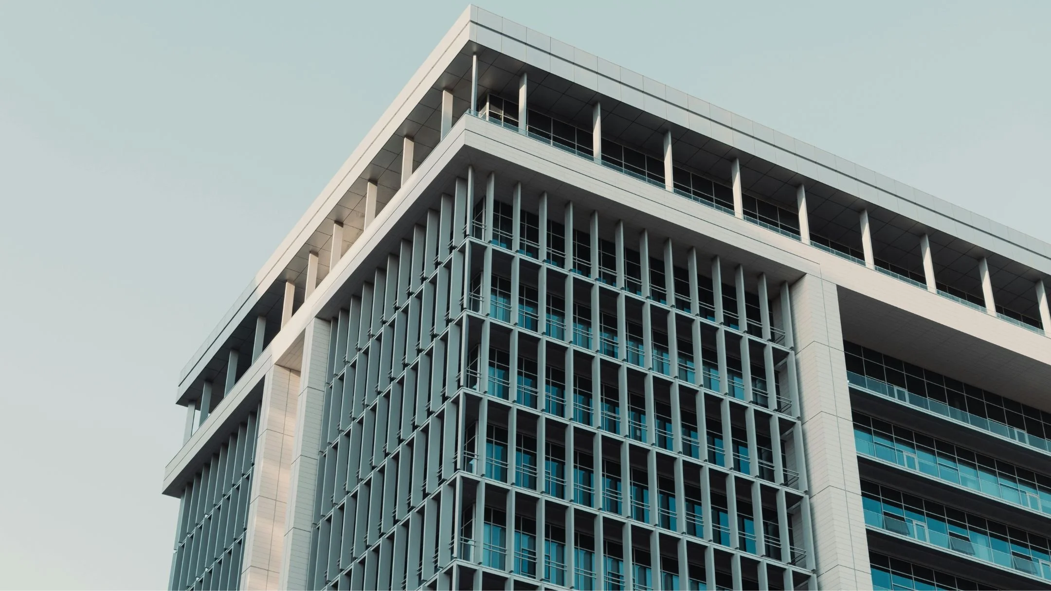 Modernes Bürogebäude mit großflächiger Glasfassade und zeitgemäßer Architektur. Das Gebäude steht beispielhaft für Nichtwohngebäude, die durch Energieberatung und energetische Sanierungsmaßnahmen effizient modernisiert werden.