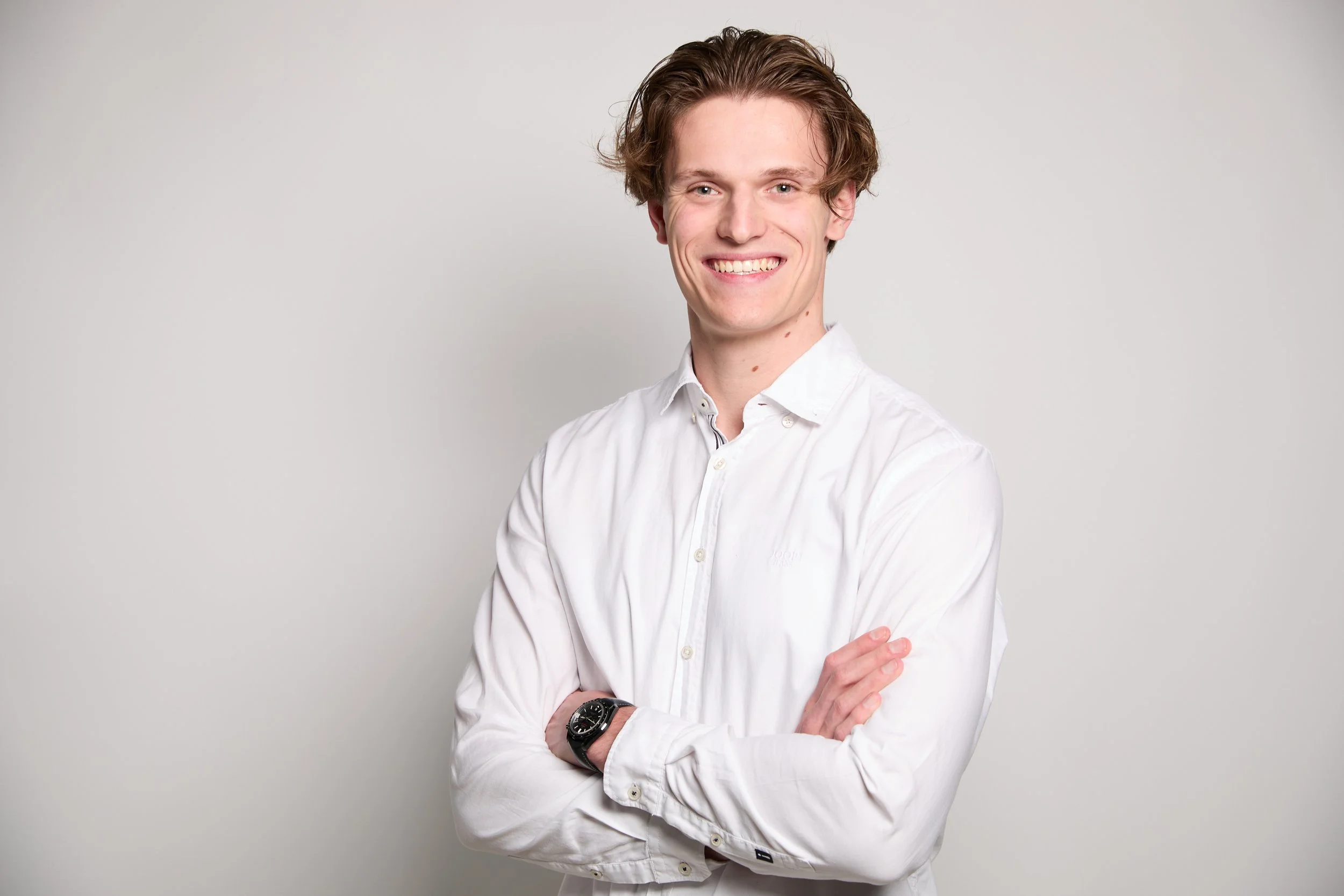 Gezeigt wird ein Ingenieur für erneuerbare Energien und EEE für Wohngebäude. Der Herr ist verantwortlich für förderfähige Sanierungsfahrpläne und Energieberatungen vor Ort bei ihnen in der Nähe