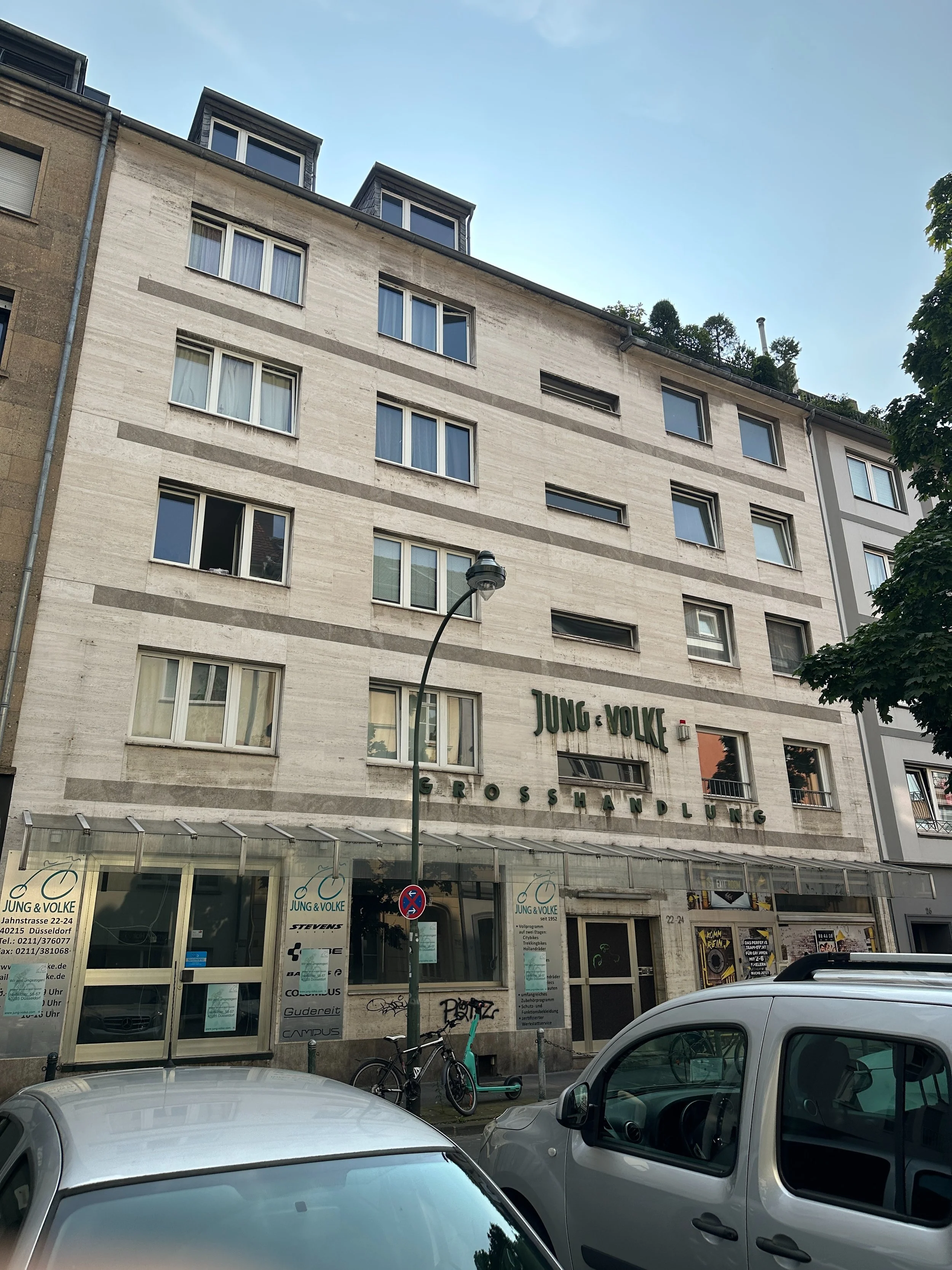 Mehrfamilienhaus in Düsseldorf Friedrichstadt mit zwölf Wohneinheiten. Das Bild zeigt ein Referenzprojekt zur Erstellung eines individuellen Sanierungsfahrplans (iSFP) und zur BAFA Fördermittelberatung.
