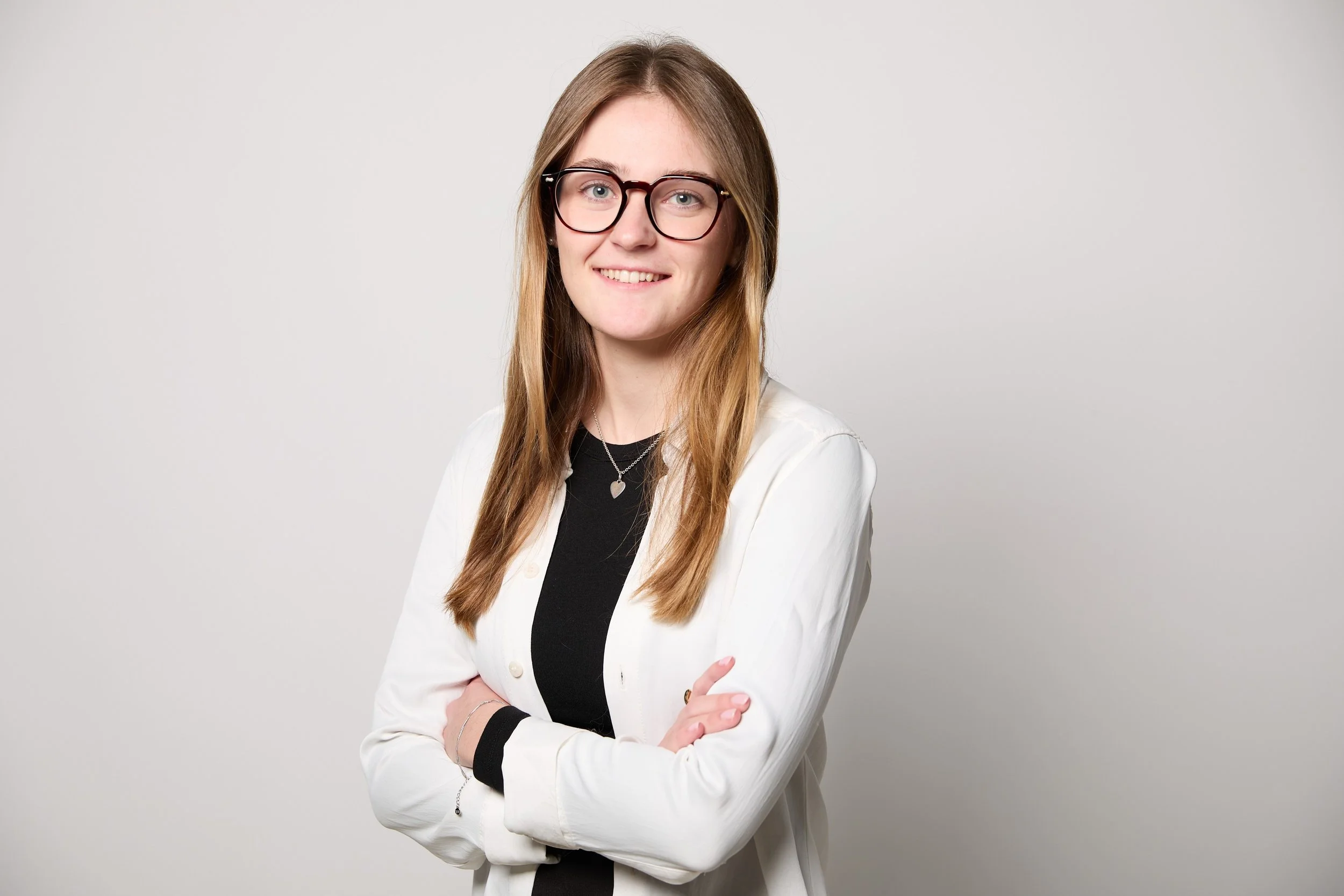 Zu sehen ist unsere zuständige Mitarbeiterin für die Präsentation von Großprojekten zur Fördermittelberatung und Baubegleitung auf unserer Webseite