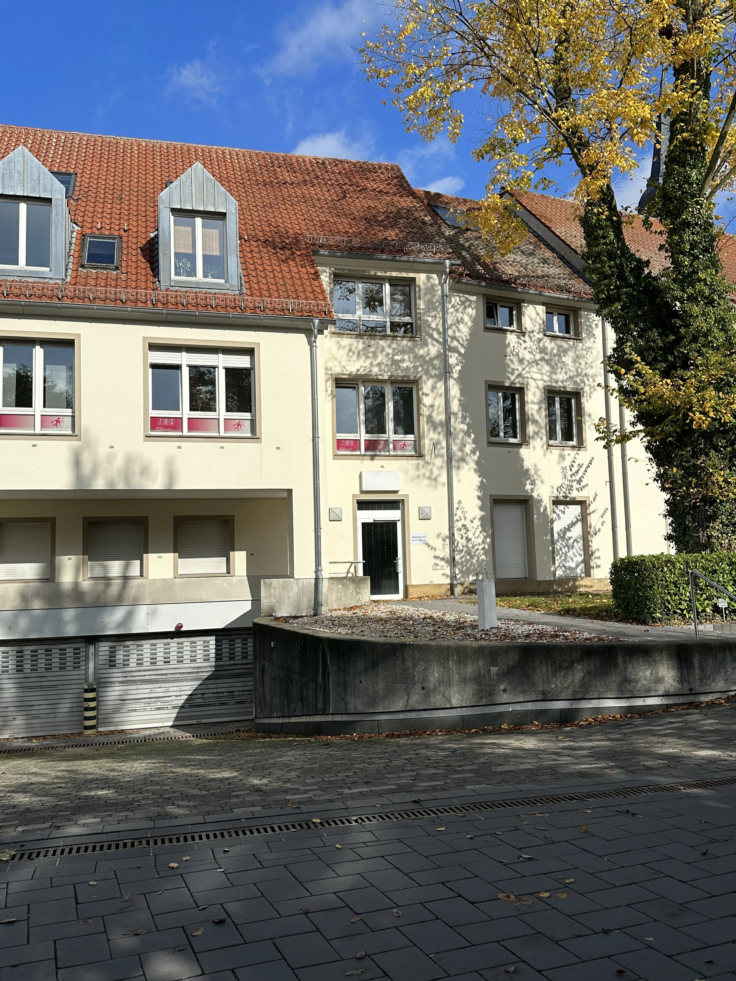 Gemischt genutztes Gewerbegebäude in Beckum mit rund 2.300 Quadratmetern Gewerbefläche. Das Bild zeigt ein Referenzprojekt zur Energieberatung sowie zur Energiekosten- und Wirtschaftlichkeitsanalyse.