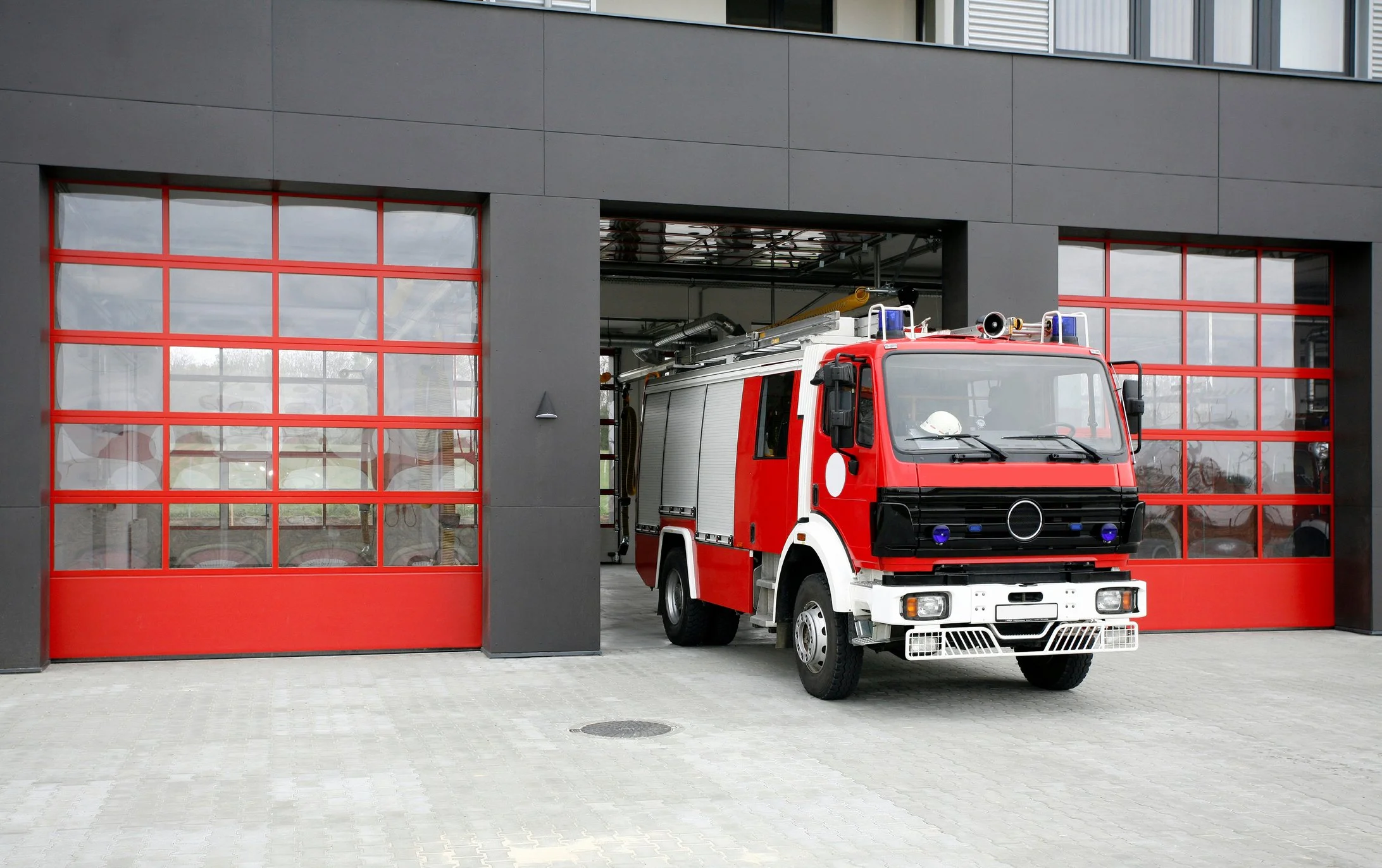 Moderne Feuerwehr- und Rettungswache als Beispiel für ein kommunales Funktionsgebäude mit Potenzial für energieeffiziente Modernisierung und Fördermittelbegleitung.