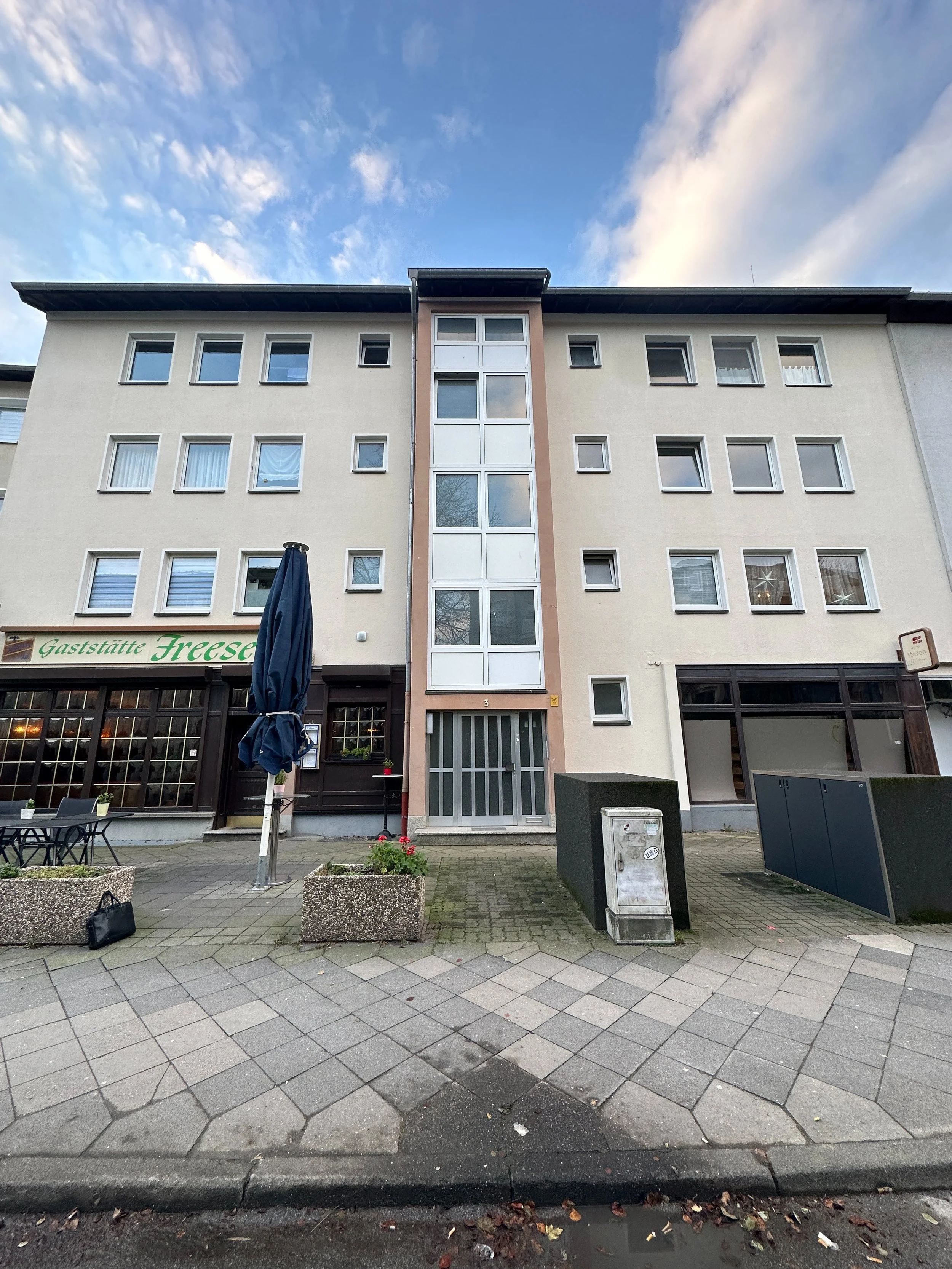 Gemischt genutztes Gebäude in Düsseldorf Holthausen mit zehn Wohneinheiten und einer Gewerbeeinheit. Das Bild zeigt ein Referenzprojekt zur Erstellung eines individuellen Sanierungsfahrplans (iSFP).