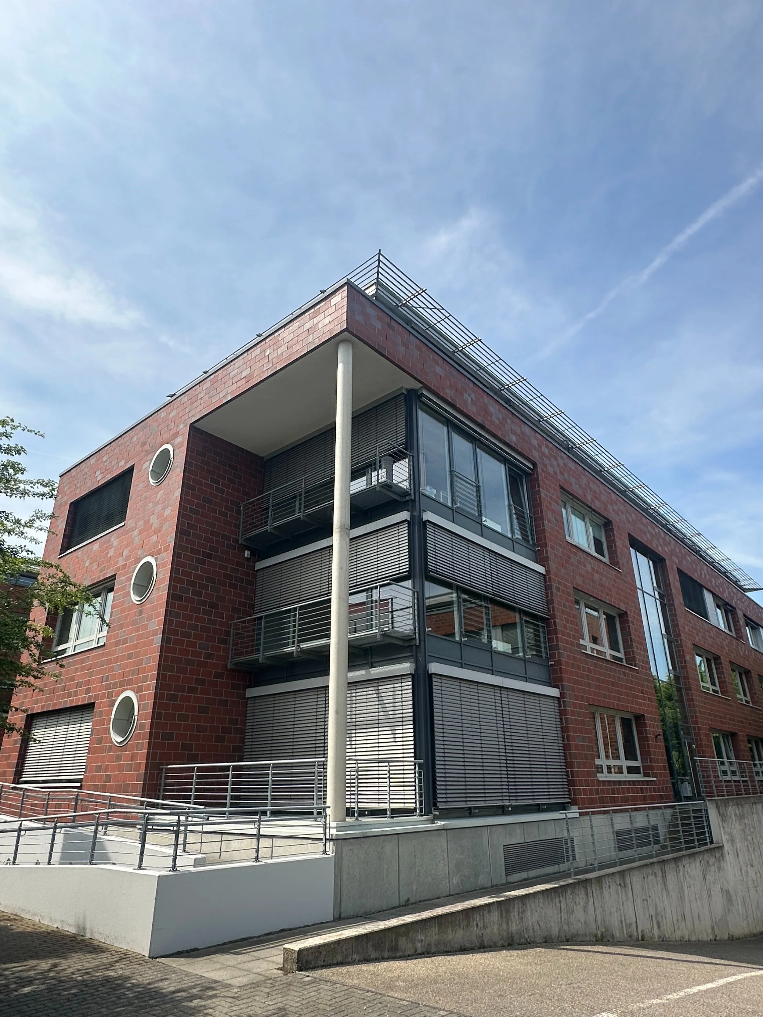 Modernes Bürogebäude in Köln Porz mit rund 3.000 Quadratmetern Nettogrundfläche. Das Bild zeigt ein Referenzprojekt zur BAFA Förderung einer Dachsanierung inklusive Bau- und Fördermittelbegleitung.
