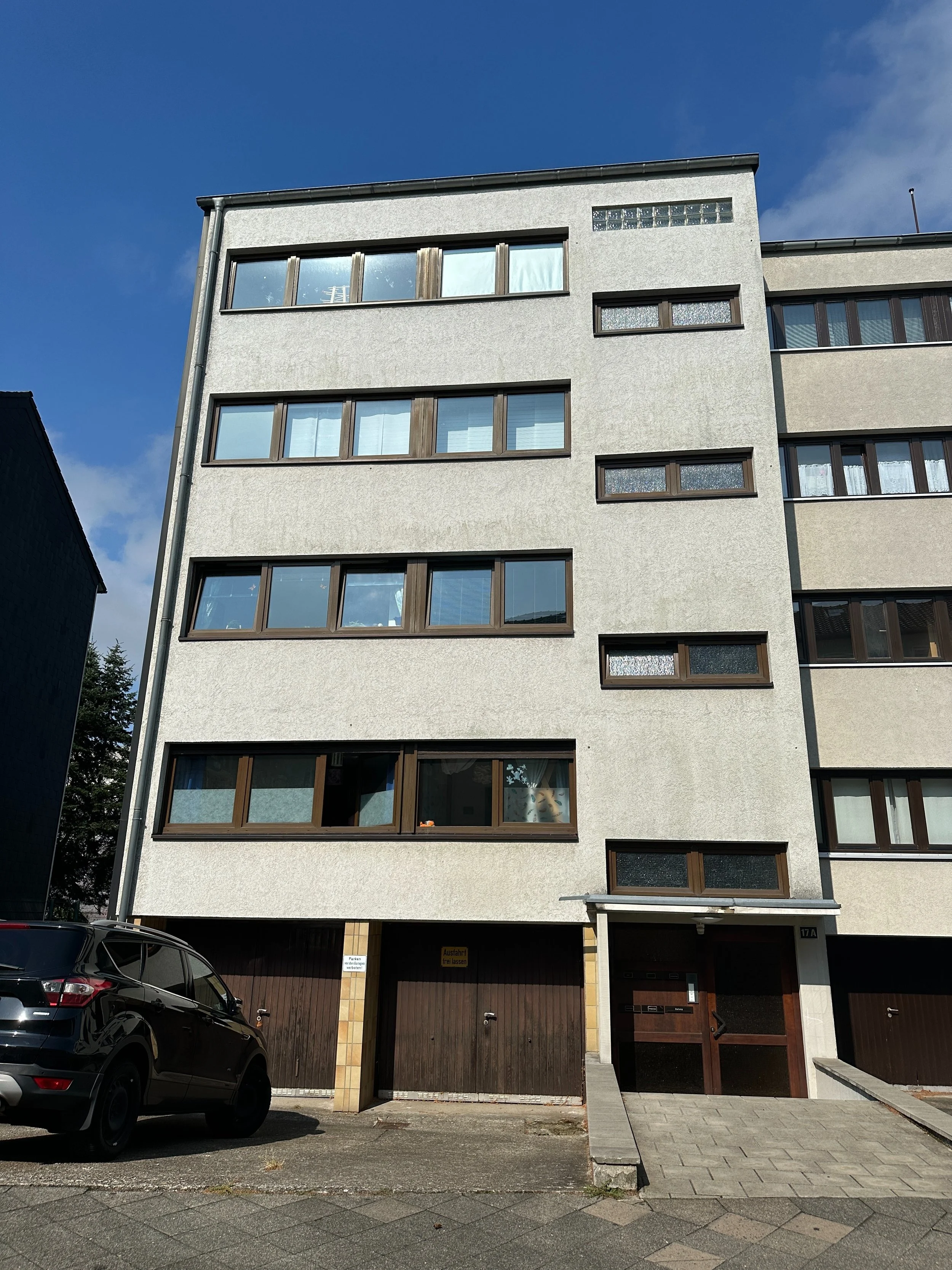Mehrfamilienhaus in Düsseldorf Holthausen mit fünf Wohneinheiten. Das Bild zeigt ein Referenzprojekt zur Erstellung eines individuellen Sanierungsfahrplans (iSFP) einschließlich Wirtschaftlichkeits- und Energiekostenanalyse.