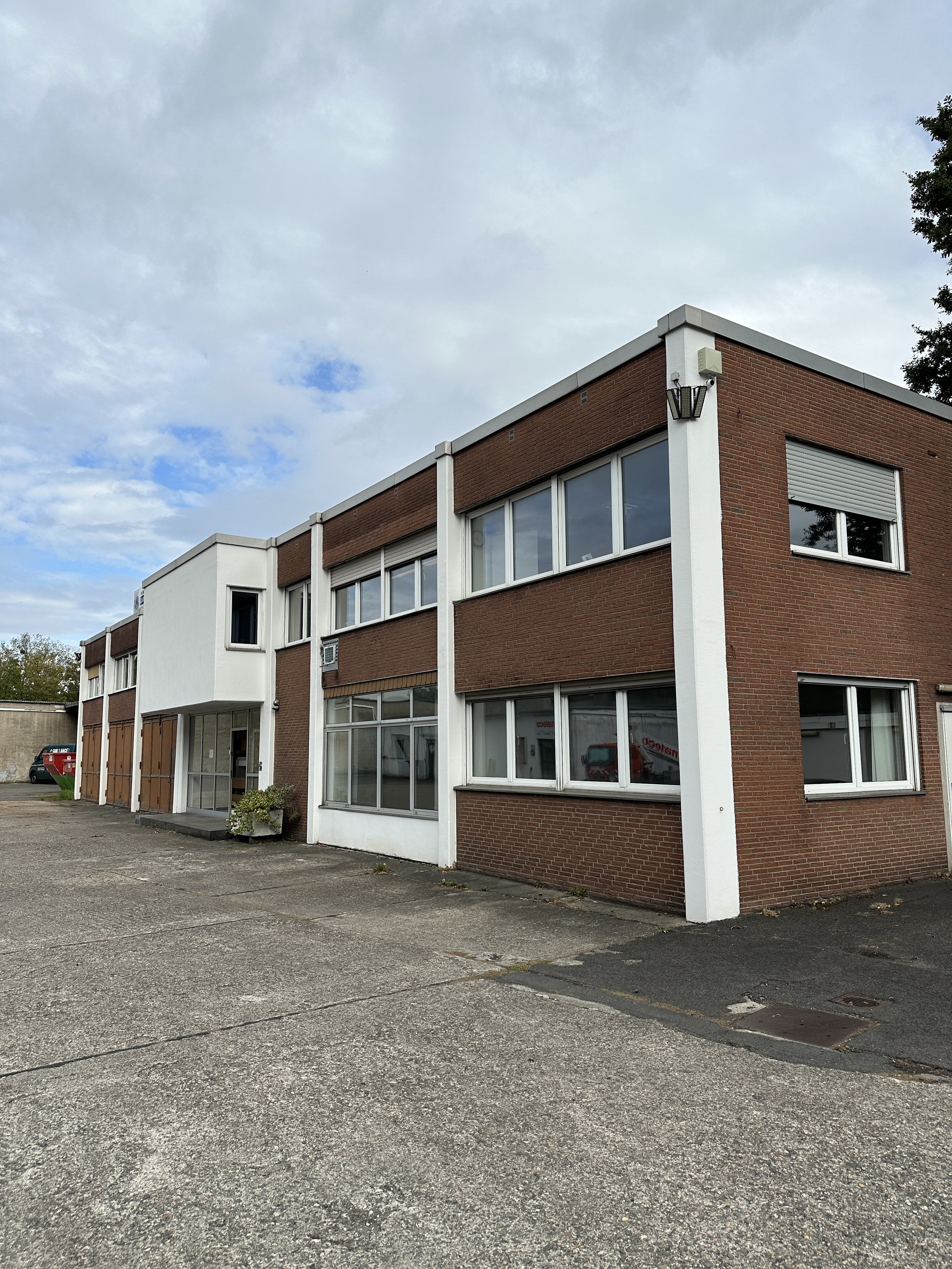 Bürogebäude in Düsseldorf Unterrath mit rund 450 Quadratmetern Gewerbefläche. Das Bild zeigt ein Referenzprojekt zur Energieberatung, Fördermittelberatung und Energiekostenanalyse.
