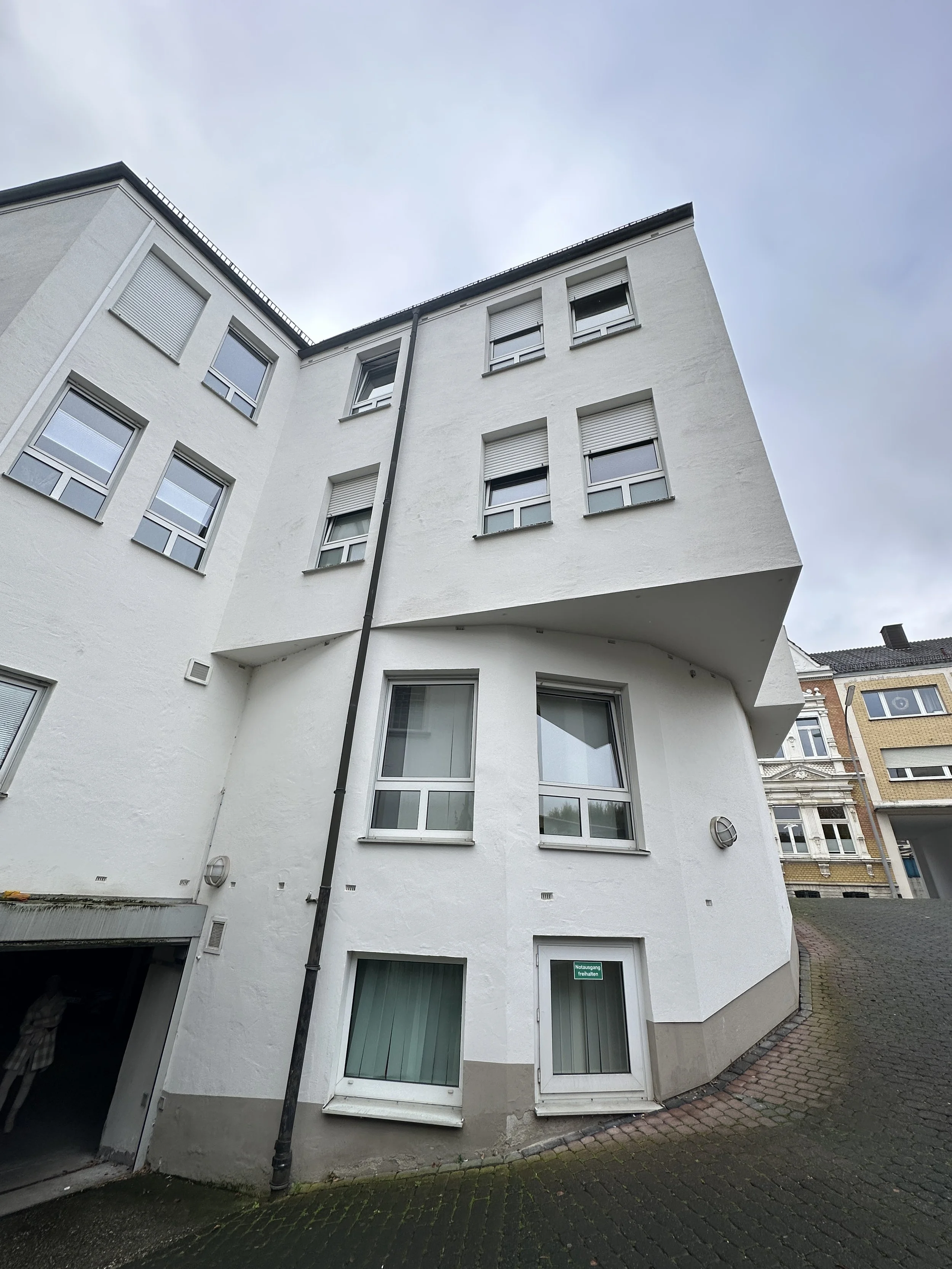 Ärzte- und Bürohaus in Beckum mit rund 1.200 Quadratmetern Gewerbefläche. Das Bild zeigt ein Referenzprojekt zur Energieberatung, Energiekostenanalyse und Wirtschaftlichkeitsbewertung.