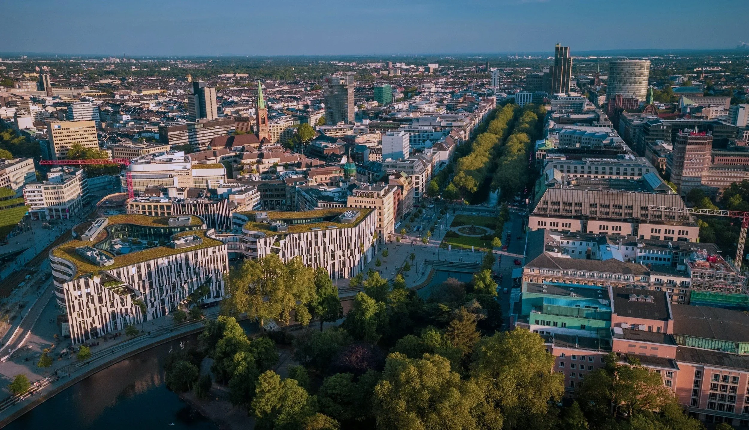 Luftaufnahme von Düsseldorf mit moderner Architektur, Bürogebäuden und städtischer Infrastruktur. Das Bild unterstreicht die regionale Verbundenheit von NEX Nord Energie Experten am Standort Düsseldorf.