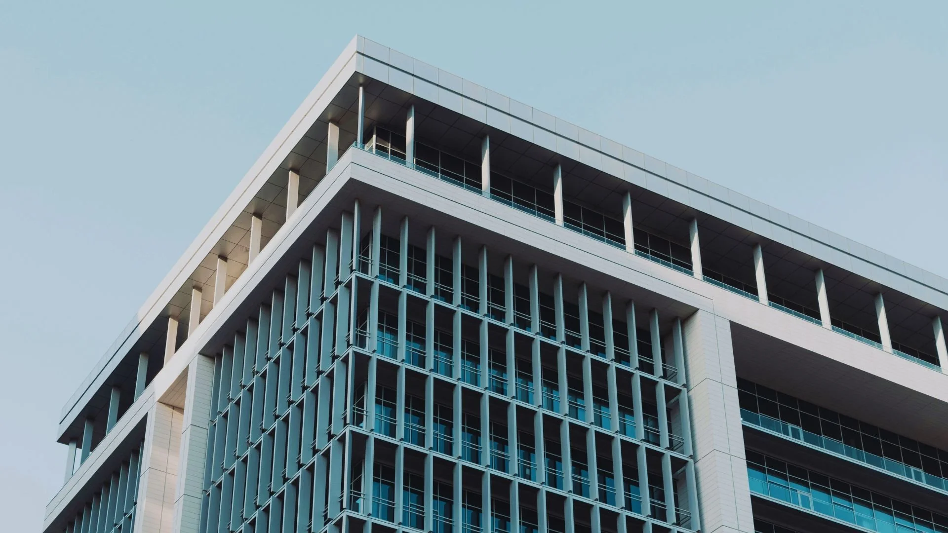 Modernes Bürogebäude als Beispiel für energieeffiziente Nichtwohngebäude und nachhaltige Gebäudeplanung für Architekturbüros.