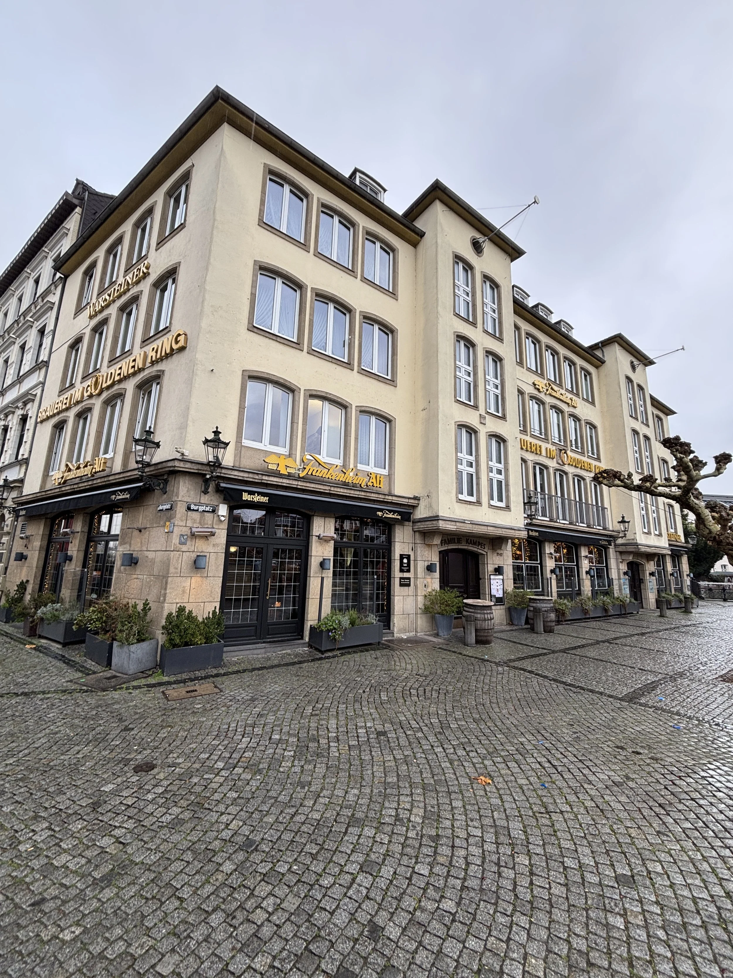 Gemischt genutztes Gebäude in Düsseldorf mit Gewerbeeinheiten und rund 2.500 Quadratmetern Nettogrundfläche. Das Bild zeigt ein Referenzprojekt zur Heizlastberechnung nach DIN EN 12831.
