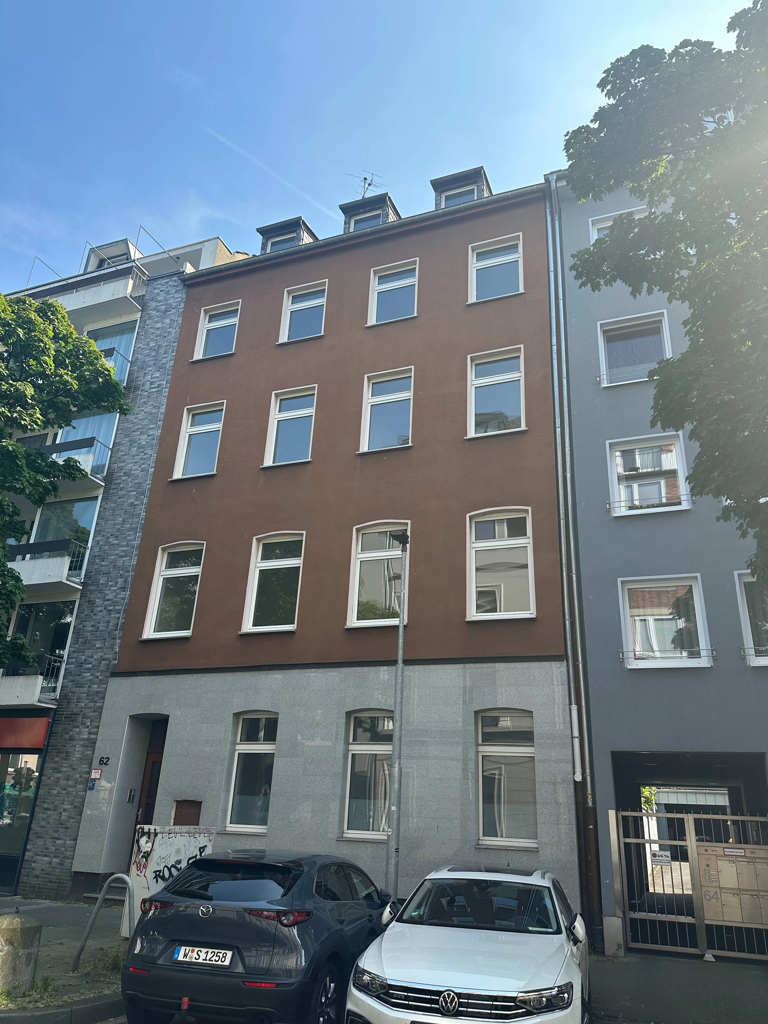 Mehrfamilienhaus in Düsseldorf Friedrichstadt mit acht Wohneinheiten. Das Bild zeigt ein Referenzprojekt zur Erstellung eines individuellen Sanierungsfahrplans (iSFP) und zur BAFA Fördermittelberatung.