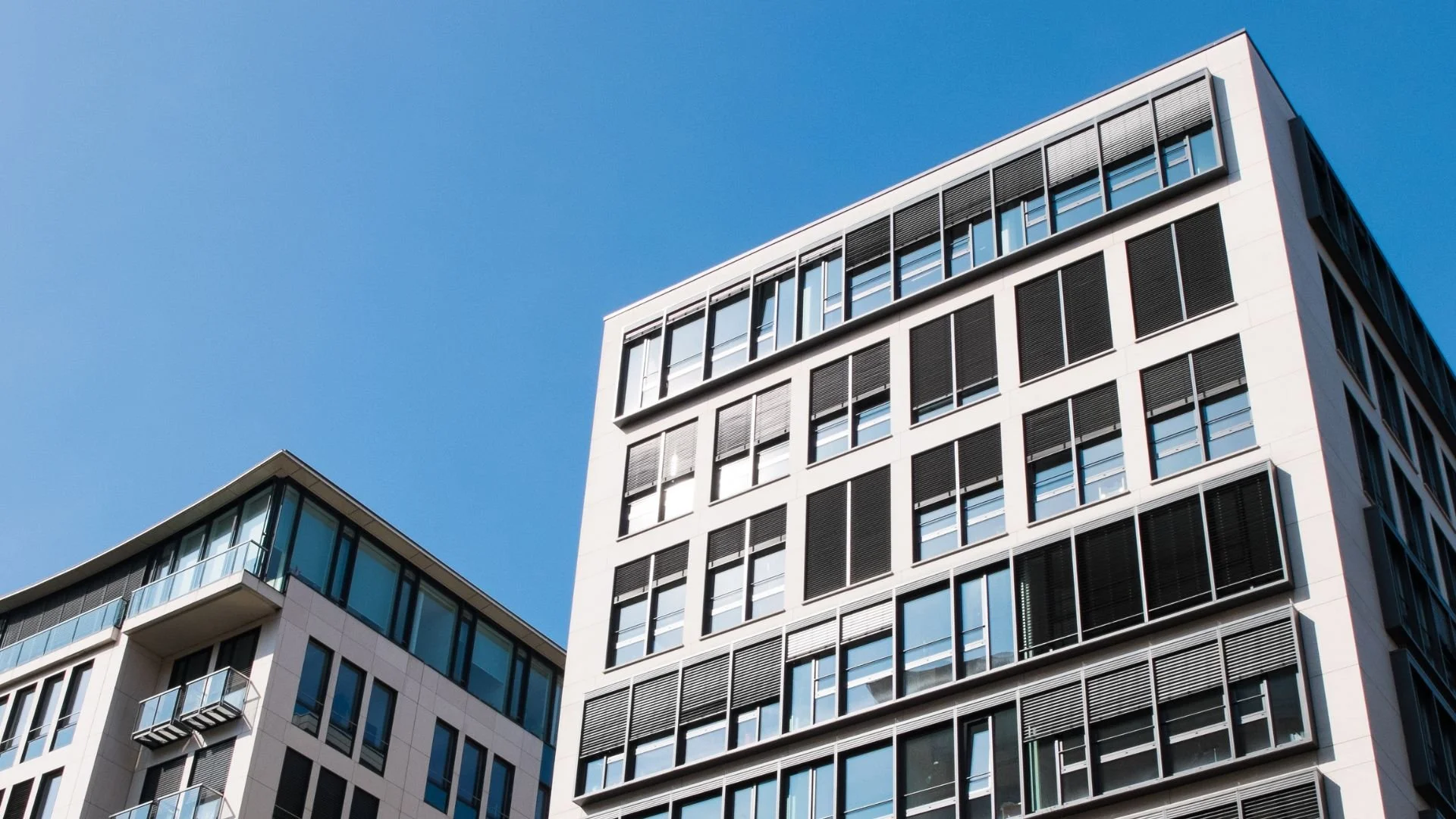 Modernes Ärztehaus mit mehreren medizinischen Einrichtungen und barrierefreiem Eingangsbereich. Das Gebäude steht beispielhaft für Gesundheitsimmobilien, die durch Energieberatung und energetische Sanierungsmaßnahmen nachhaltig modernisiert werden.