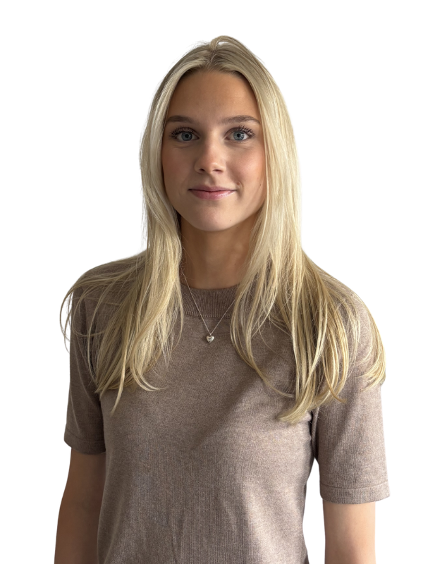 Ung kvinna med långt blont hår, blå ögon, iförd en beige T-shirt och ett silverhalsband.