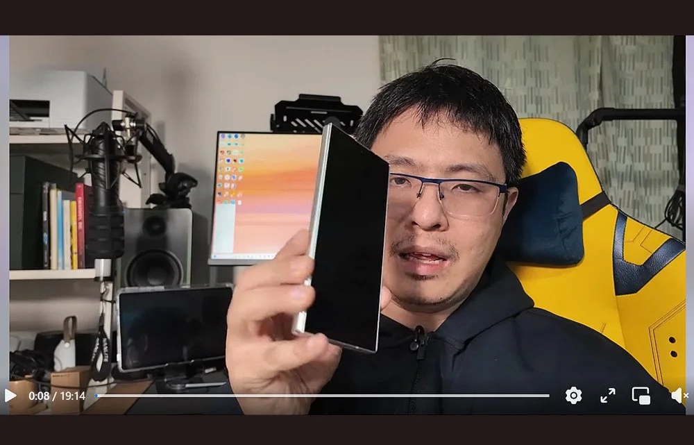 Thai tech blogger reviewing mobile phone