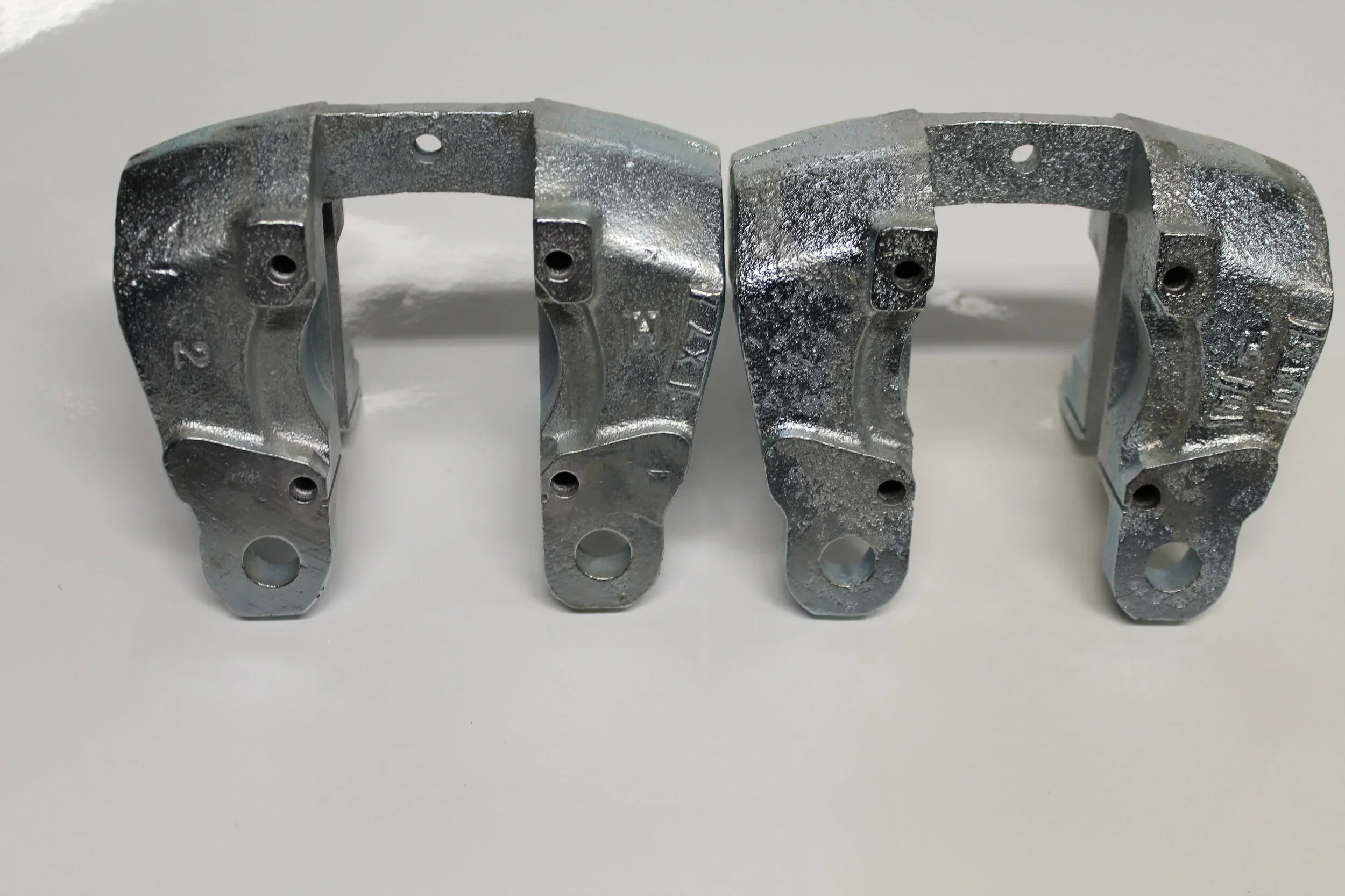 Jaguar E Type Bremszange Traeger gebraucht Gewinde sehr gut neu verzinkt rare Jaguar E Type brake caliper bracket used perfect threads newly galvanised