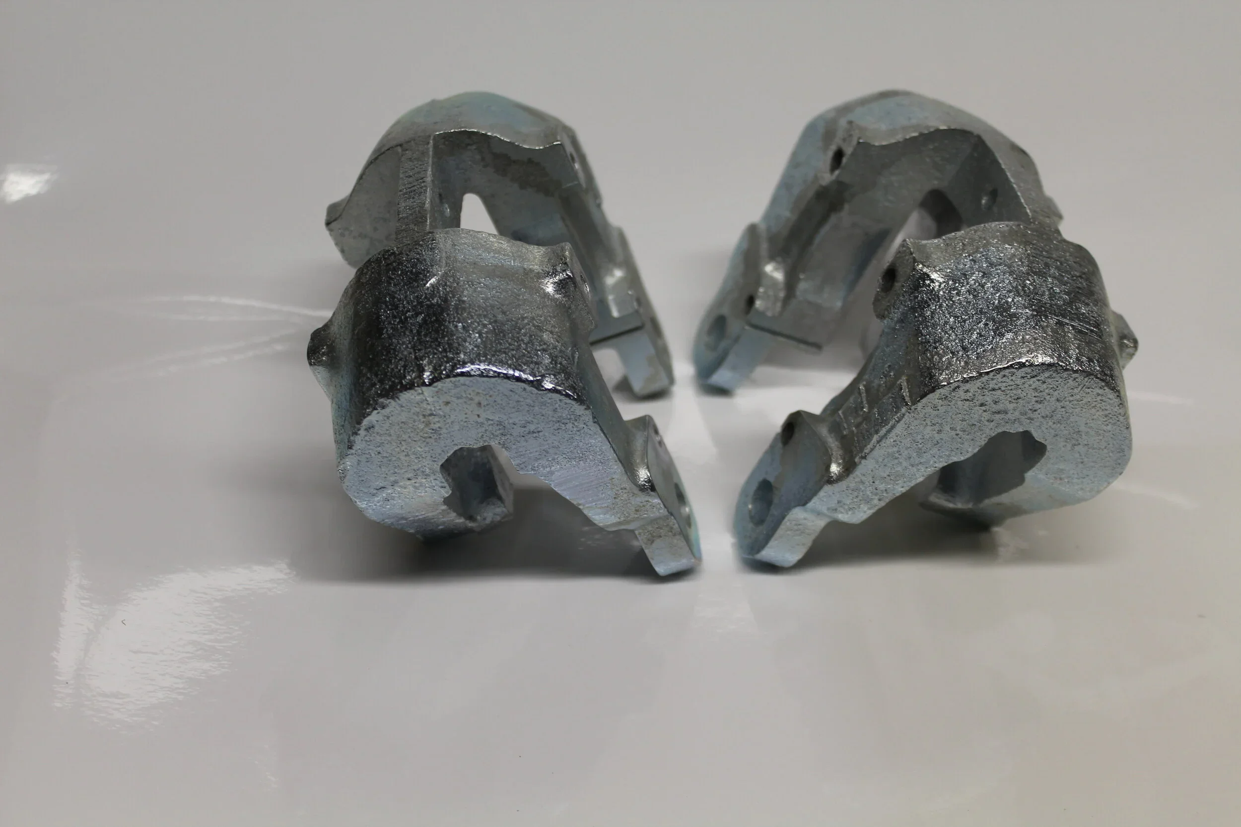 Jaguar E Type Bremszange Traeger gebraucht Gewinde sehr gut neu verzinkt rare Jaguar E Type brake caliper bracket used perfect threads newly galvanised