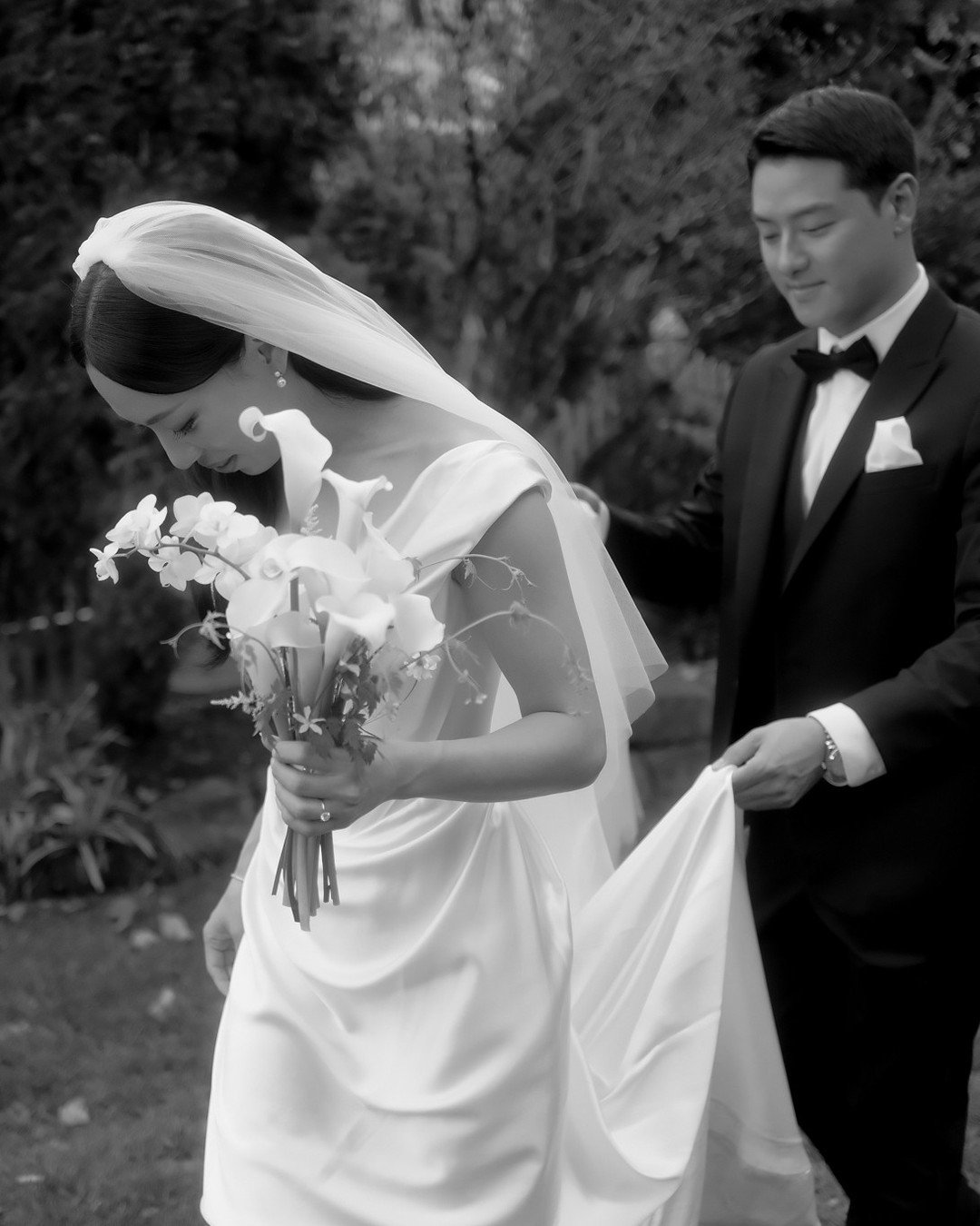 The in-between moment⁠
⁠
@viviennewestwood⁠
@alachloe⁠
@foxhollow_events⁠
.⁠
#seattlewedding #seattleweddingphotographer #foxhollow #foxhollowwedding