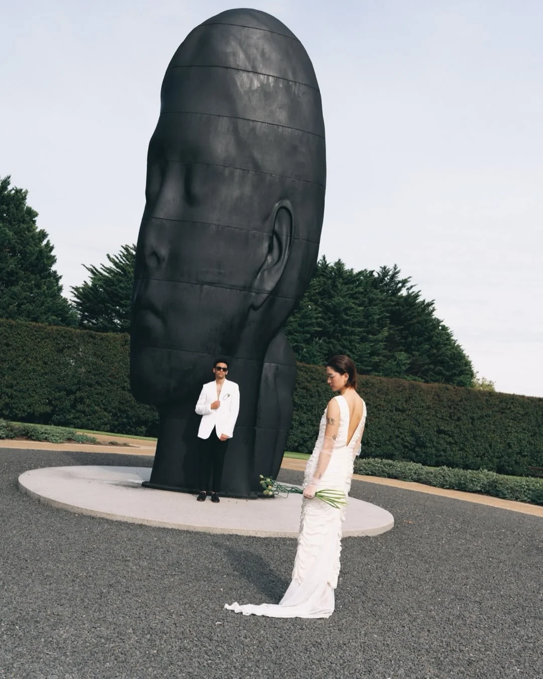 Sculpted forms. Playfully composed.

👇
Creative Direction, Planning, Production, Styling: @innernorthstudio
Art Direction and Photography: @emotionsandmathweddings
Floral design: @soya_florist
Content Creation: @_scenebehind
Hair and Makeup: @leesai