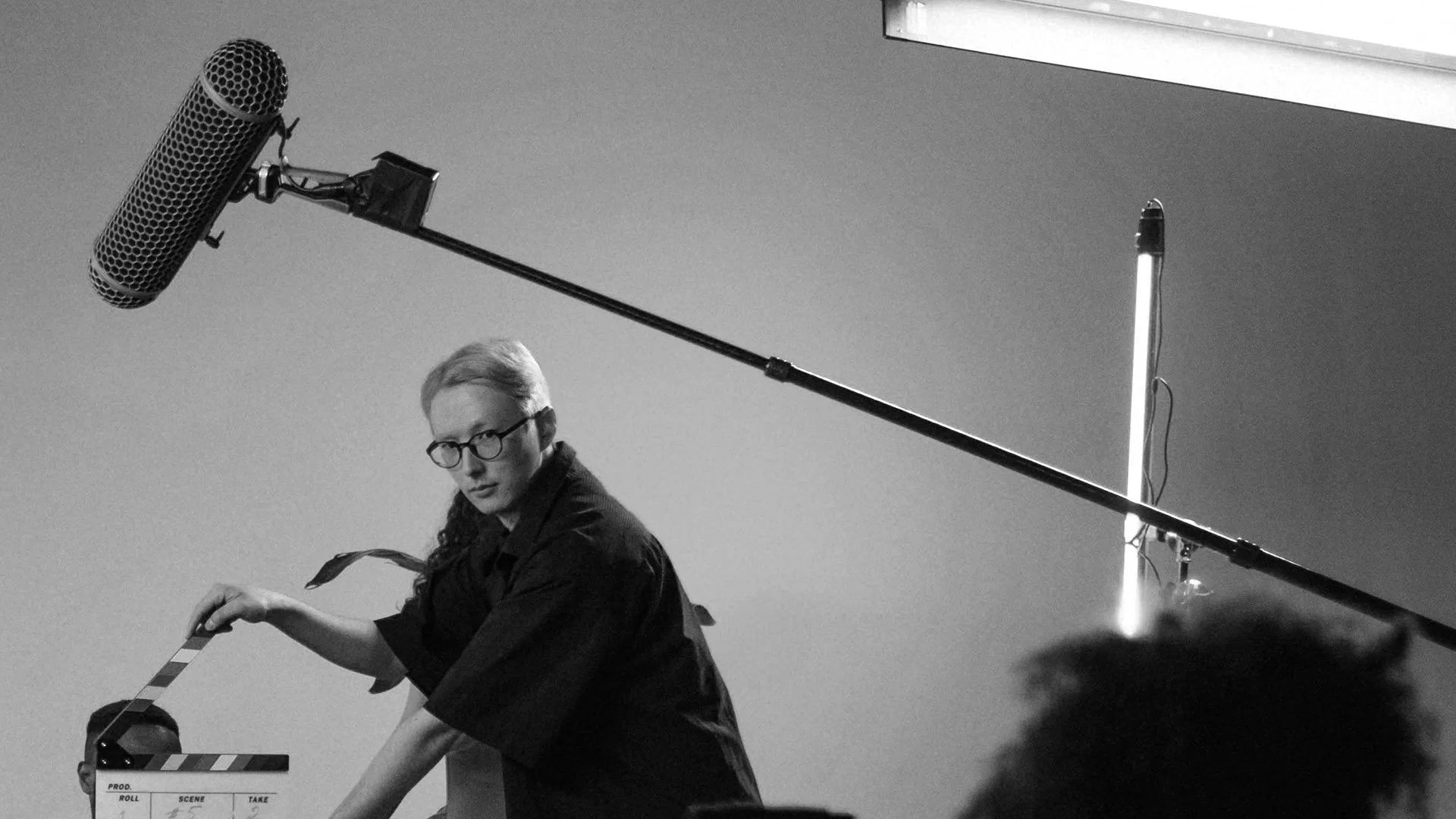 Kuvituskuva, jossa kuvausassistentti pitelee klaffitaulua