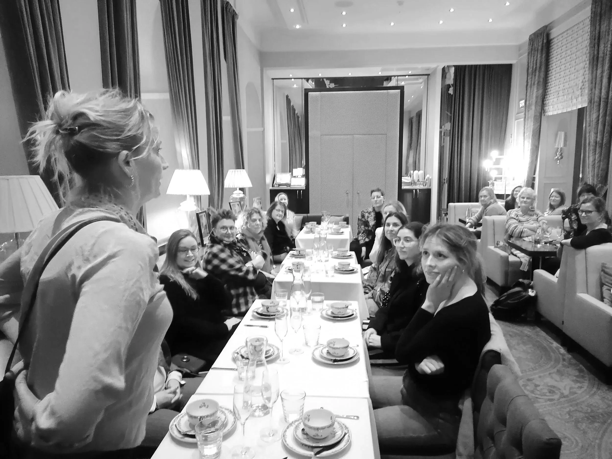 Kuvituskuva jossa näkyy naisia pöydän ääressä