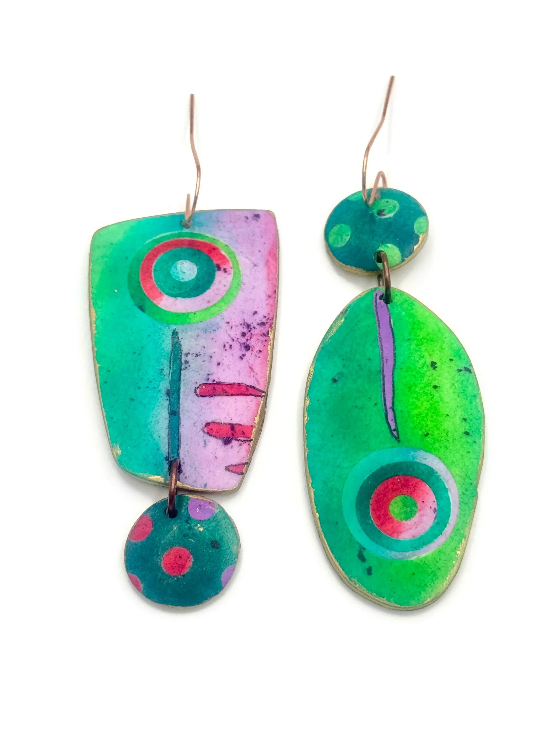 Handmade long earrings in pink and green tones with copper hooks and graphic circle patterns – mismatched design