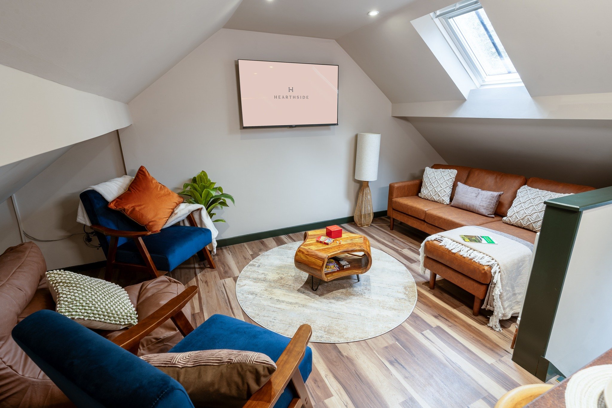 Relax, unwind and feel at home in our very comfy, family-friendly home - Lud's Snug, which features upside down living and includes a dedicated workspace if you need to work while away.🎲🍾

🔗 staywithhearthside.co.uk

#shorttermrental #derbyshire #