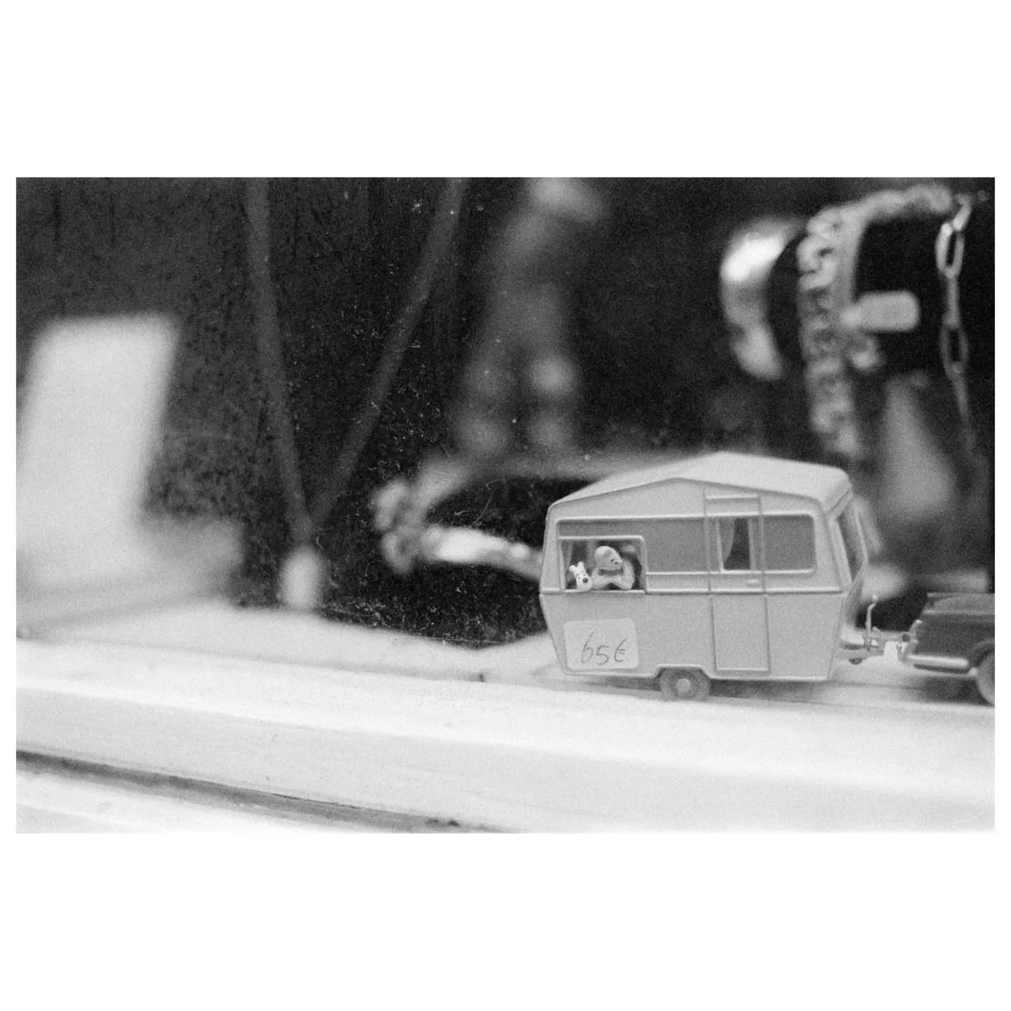 Last week's of 2025
📷 Nikon FA + Voigtlander 40mm
🎞️ Kodak T-Max P3200 (ISO800)

#sinterklaas #haarlem #analogphotography #friends