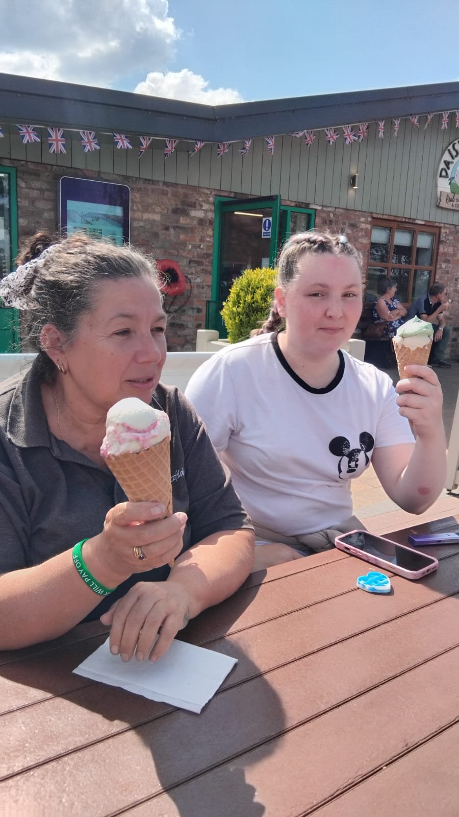 Happy Bank Holiday! We hope everyone is enjoying the weather (and treating themselves to an ice cream or 2!) 🍦