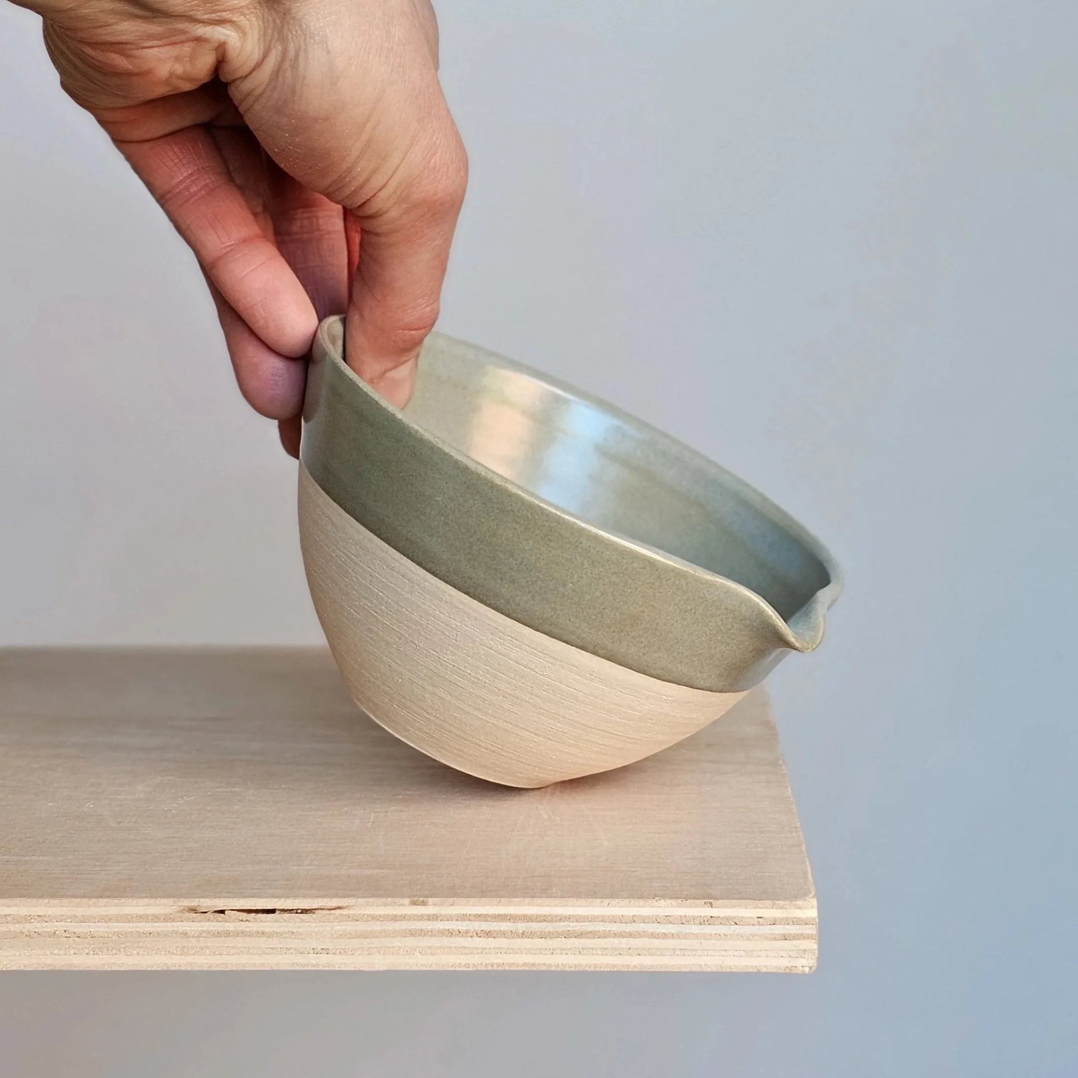 Pouring bowl - Zambezi. White Stoneware
