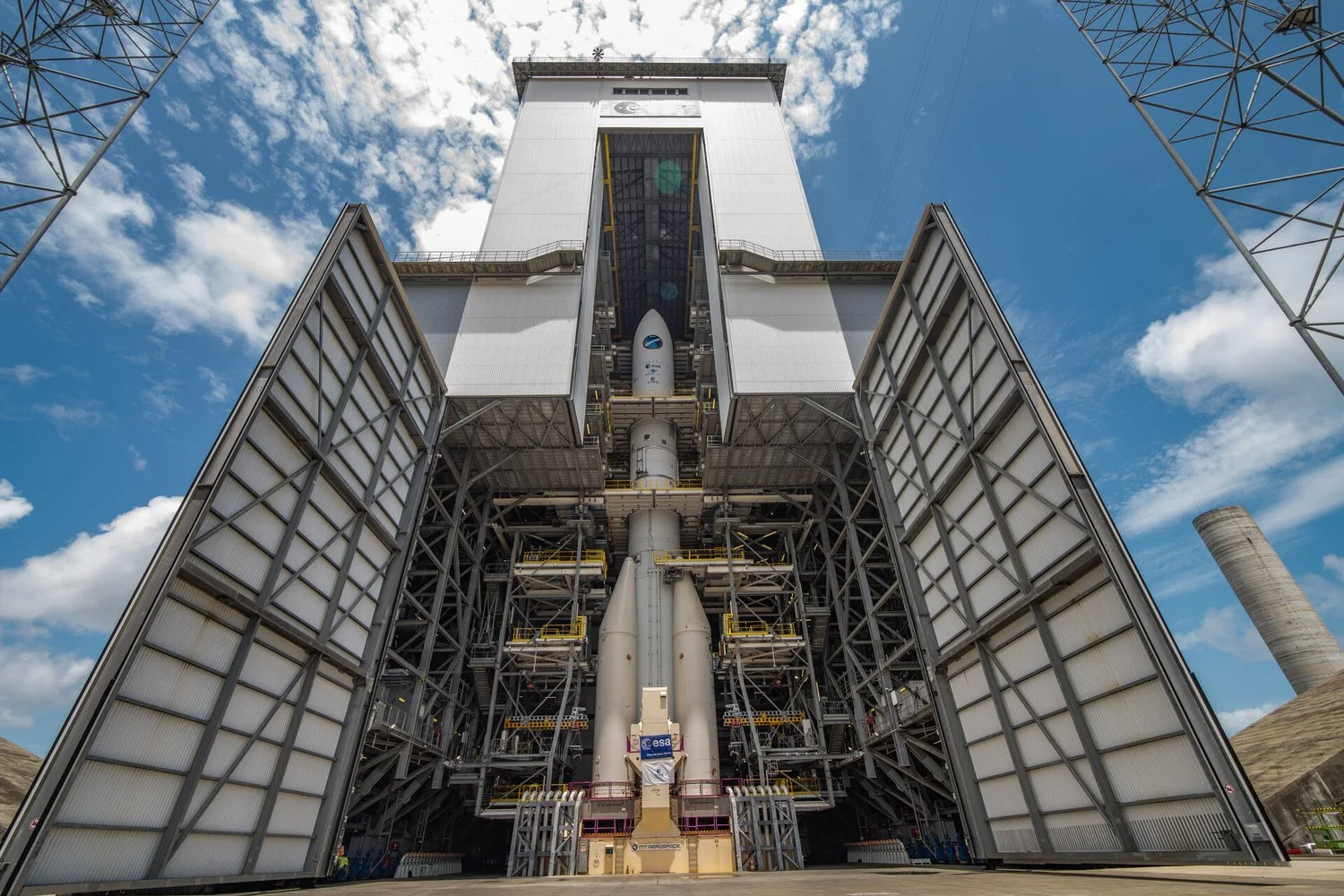 Ariane 6 fully stacked pillars