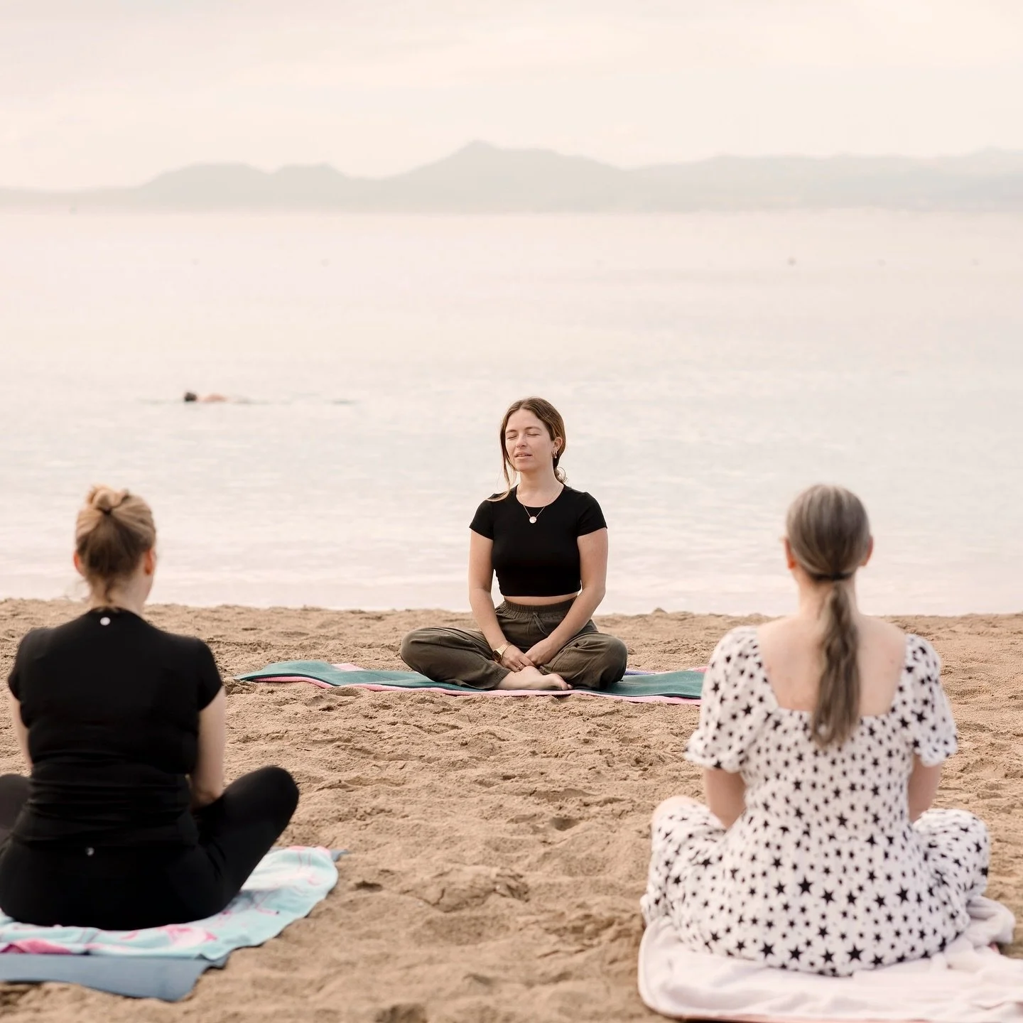 ❄️It&rsquo;s snowing here in Edinburgh and I&rsquo;m wrapped up in a blanket. 

☀️So I&rsquo;m sharing a photo from just over a week ago doing yoga on the beach in Lanzarote with @daniellemoodyoga at the Sun, Sea and Sales Retreat with @annapaynesale
