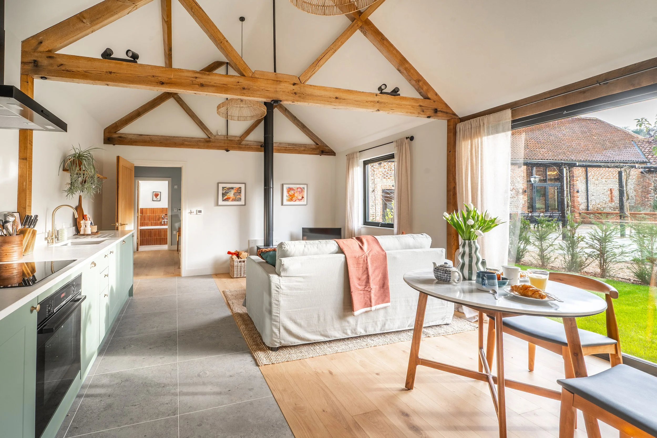 Stable-yard-North-lounge-and-kitchen.jpg