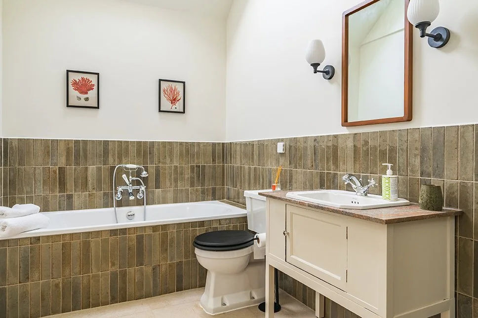East main bathroom.jpg
