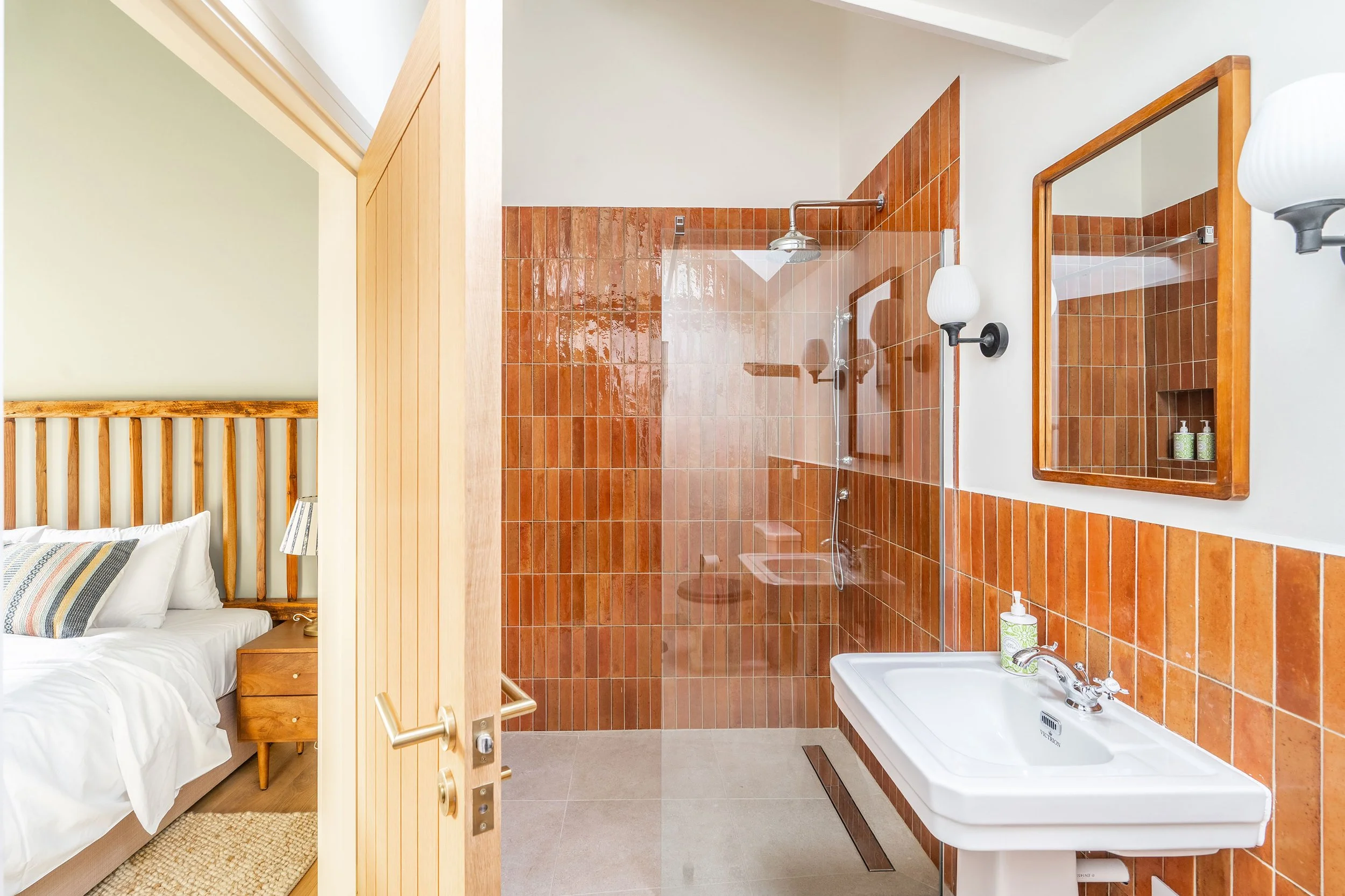 South-stables-bedroom-1-ensuite.jpg