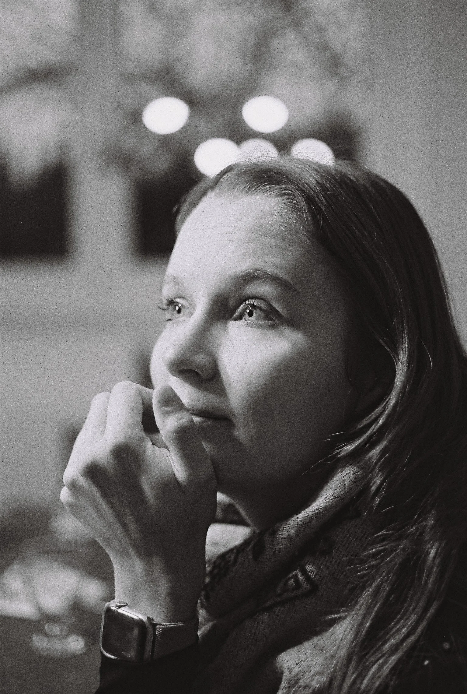 portrait en noir et blanc d'une femme
