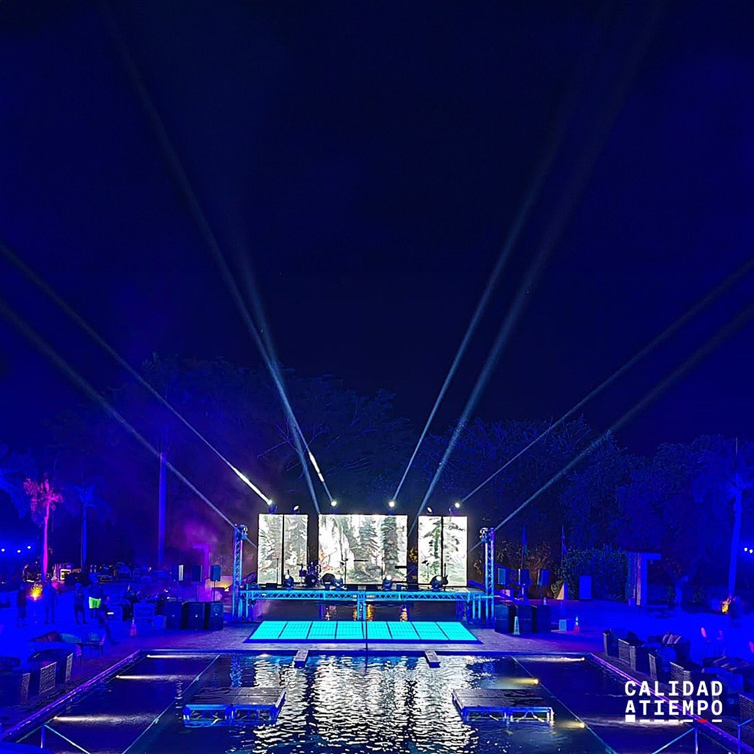 Producci&oacute;n audiovisual de la Fiesta Fin de a&ntilde;o en #planethollywood #planethollywoodcostarica con #iluminacion, #pantallasLED, #tarimas y #pistadebaileLED.