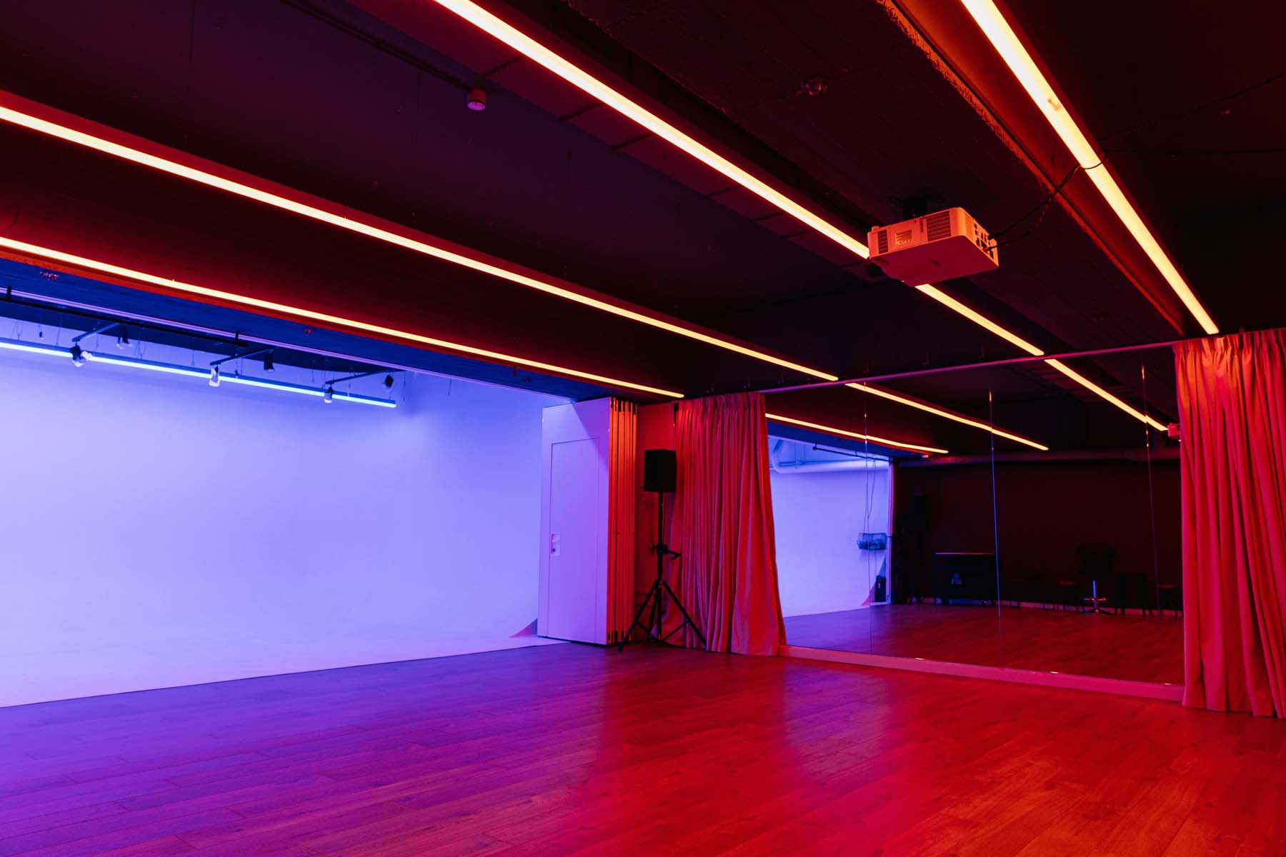 Cyclorama with LED lights and mirrors