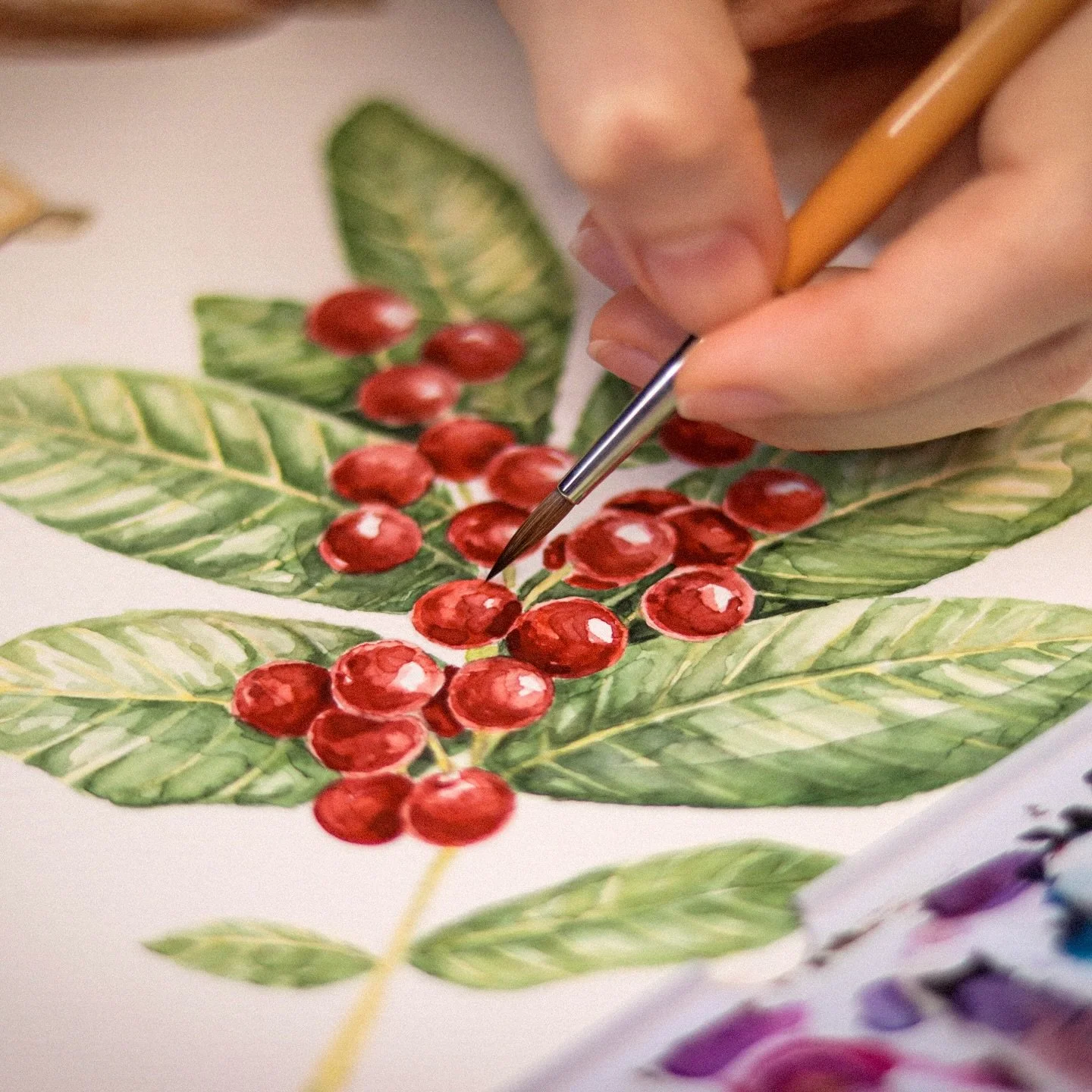 O cacau, com sua intensidade, e a pimenta-rosa, com sua delicadeza picante, inspiraram uma narrativa visual repleta de contrastes para o Visual Key da linha Feminino Ancestral, da marca brasileira Paix&atilde;o. Nosso desafio foi traduzir acordes olf