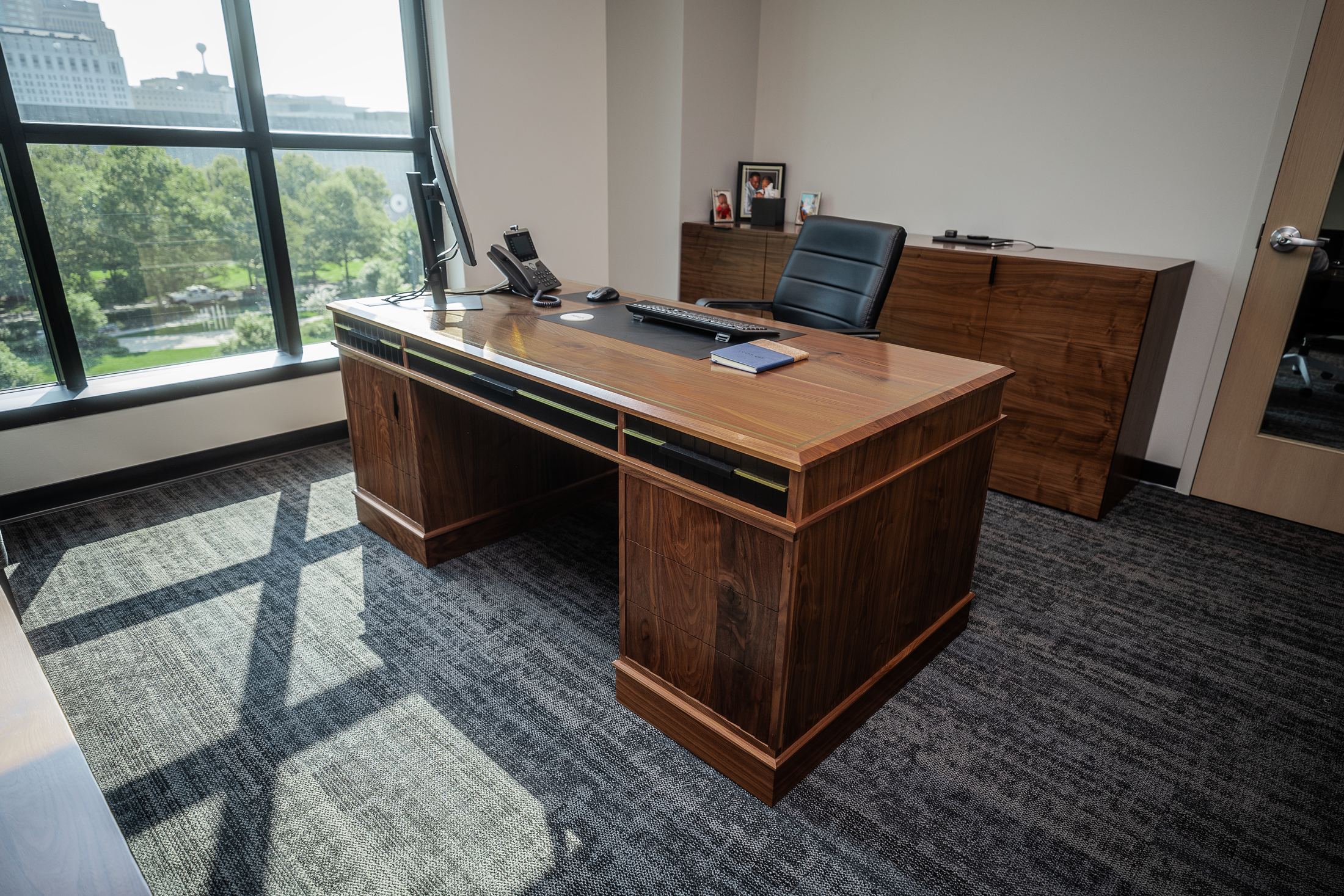 Telhio-Mahogony-Custom-Furniture-in-Columbus-Ohio-Office-Desk.png